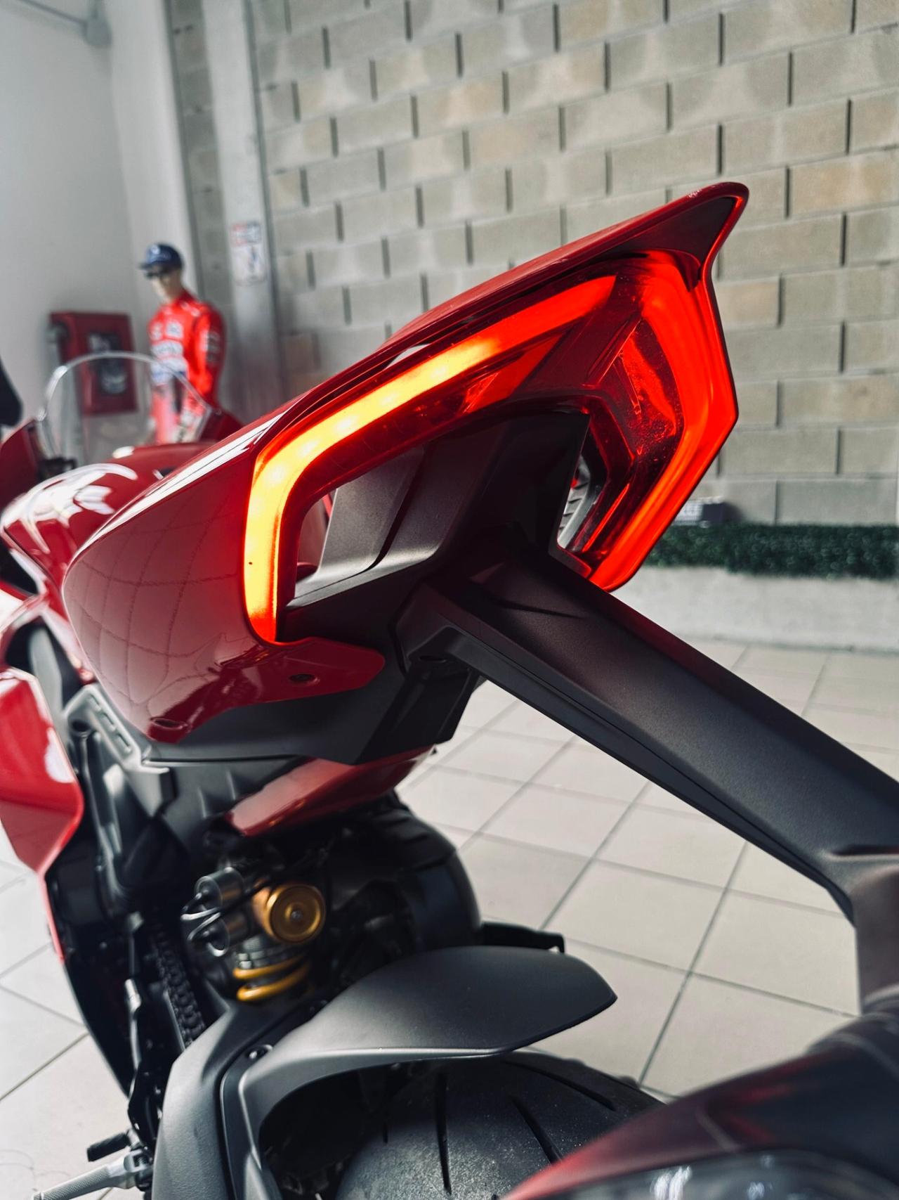 Ducati Panigale V4S - FULL AKRAPOVIC