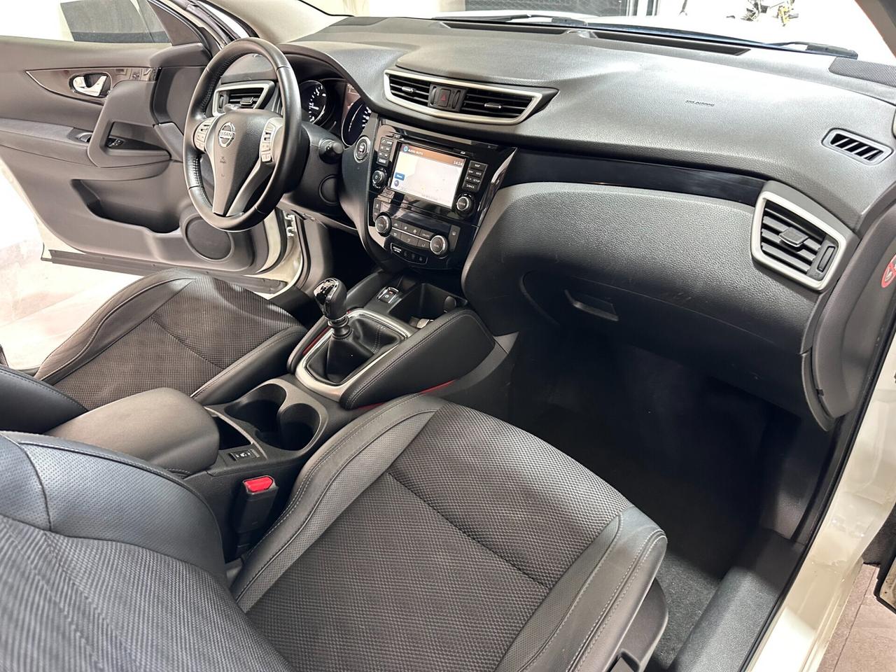 Nissan Qashqai 1.5 dCi N-Connecta – DA VETRI