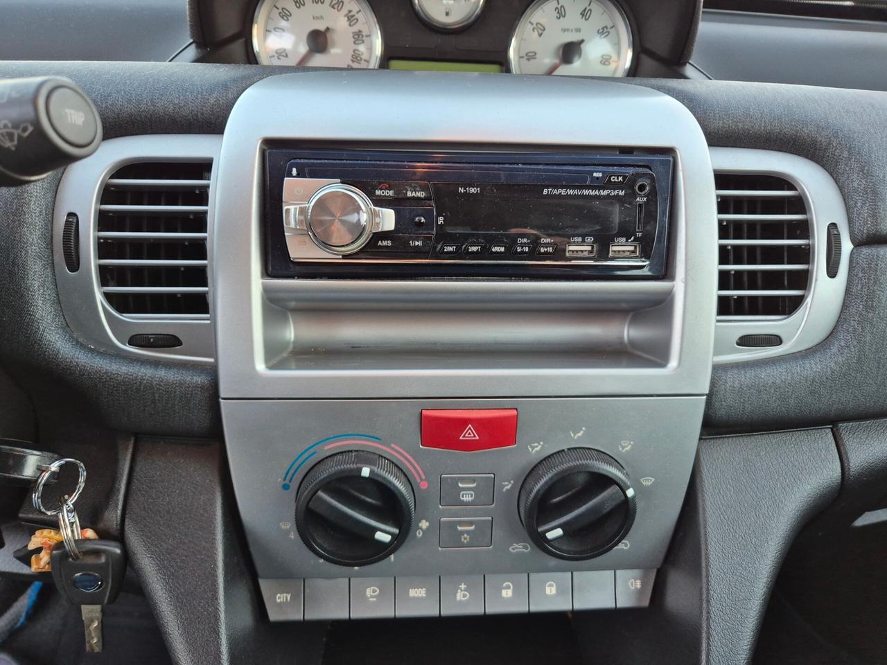 Lancia Ypsilon 1.2 69 CV Unyca