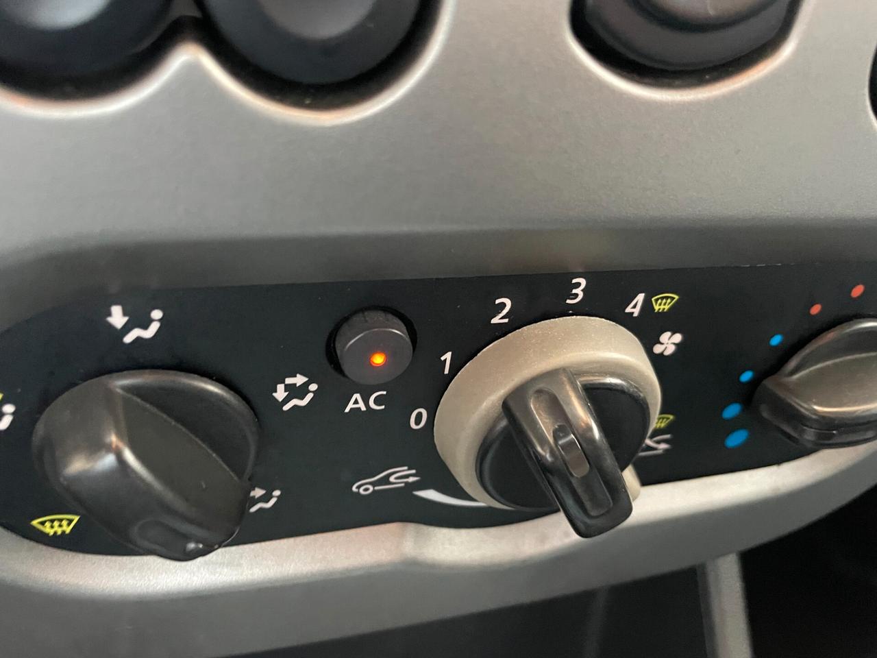 Dacia Sandero NEOPATENTATI - GOMME NUOVE