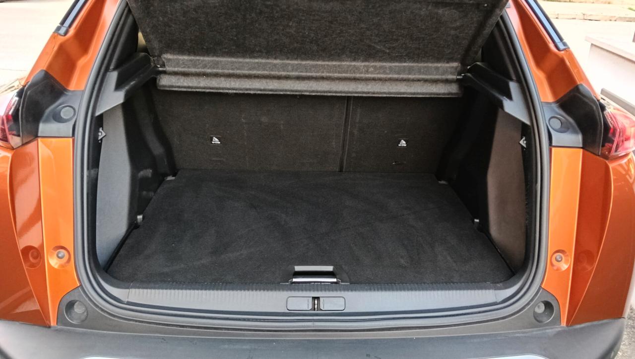 PEUGEOT 2008 1.2 BENZ-RETROC-NAVI