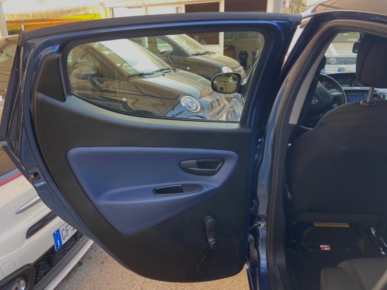 Lancia Ypsilon 1.0 FireFly 70Cv 5 Posti Hybrid Platino
