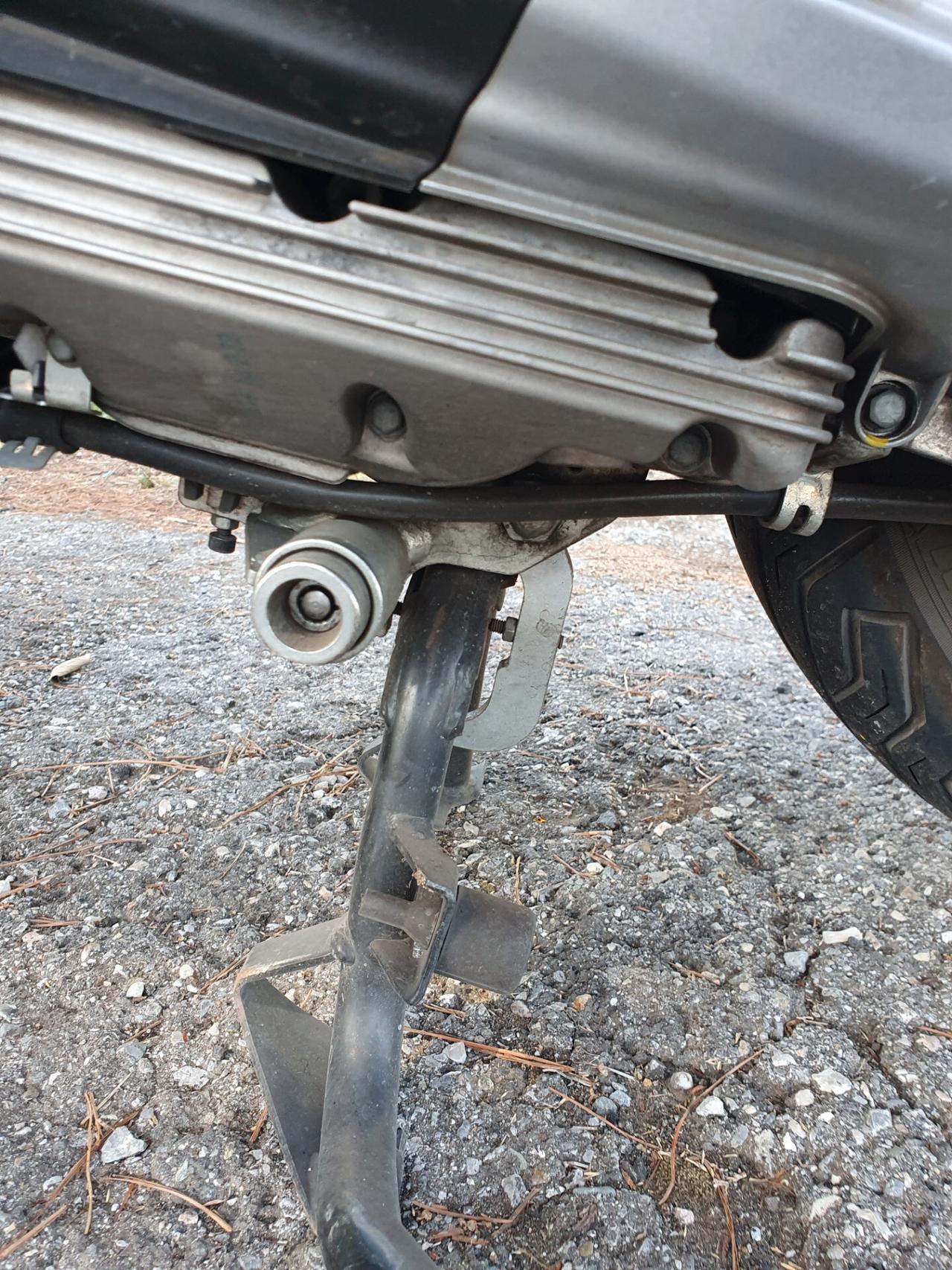 Piaggio Vespa 6 Giorni km 13000 anno 21 blocca cavoletto