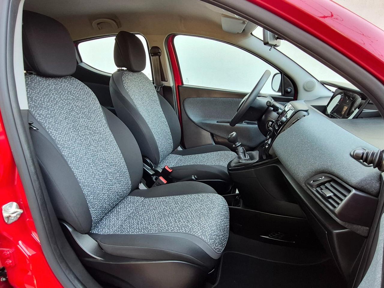 Lancia Ypsilon 1.0 FireFly Hybrid Silver