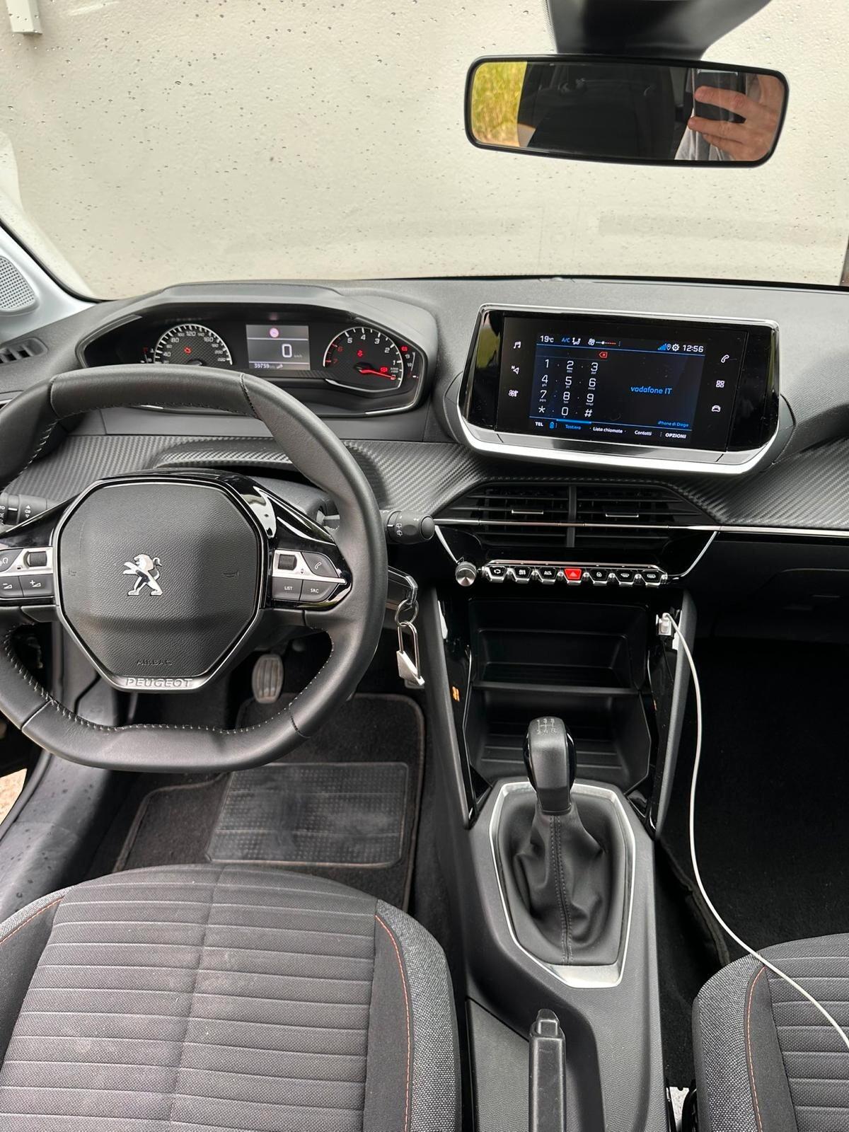 PEUGEOT 208