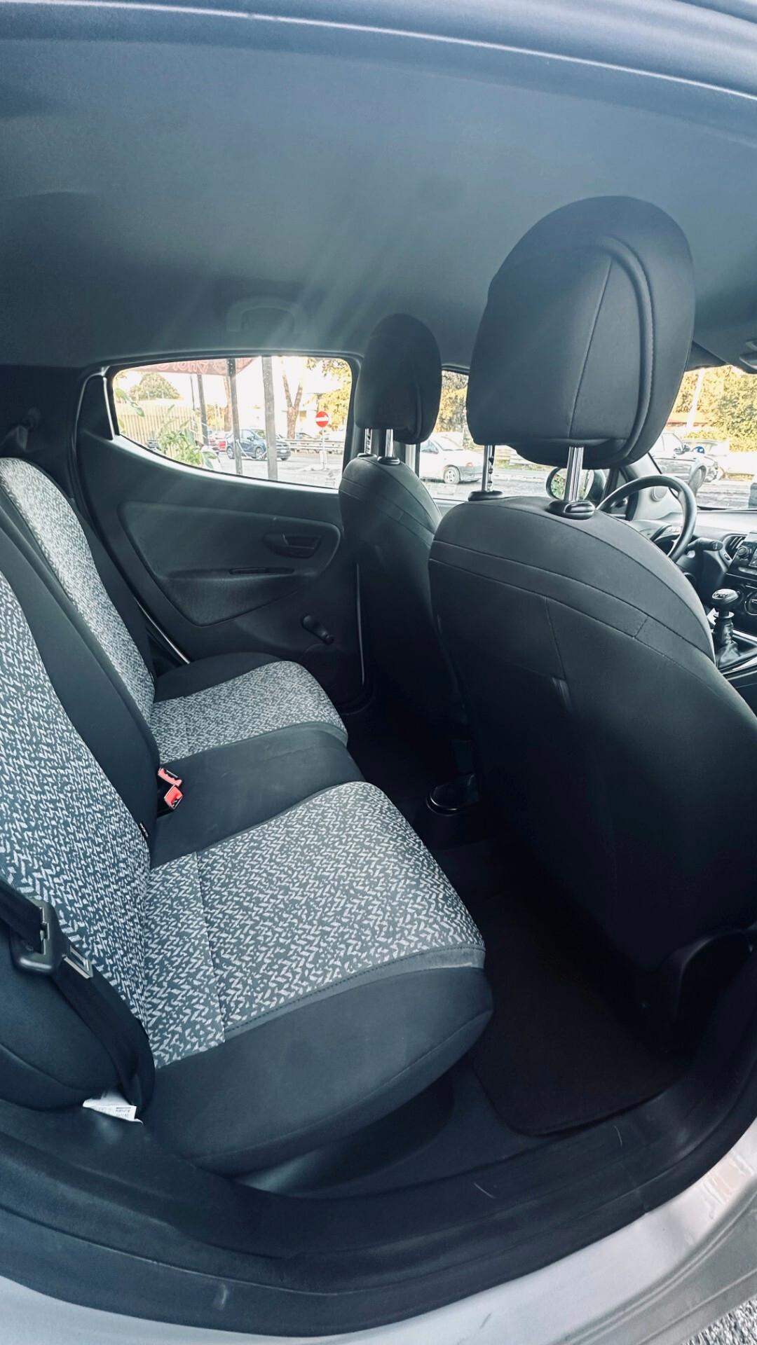 Lancia Ypsilon 1.0 FireFly 5 porte S&S Hybrid Ecochic Silver