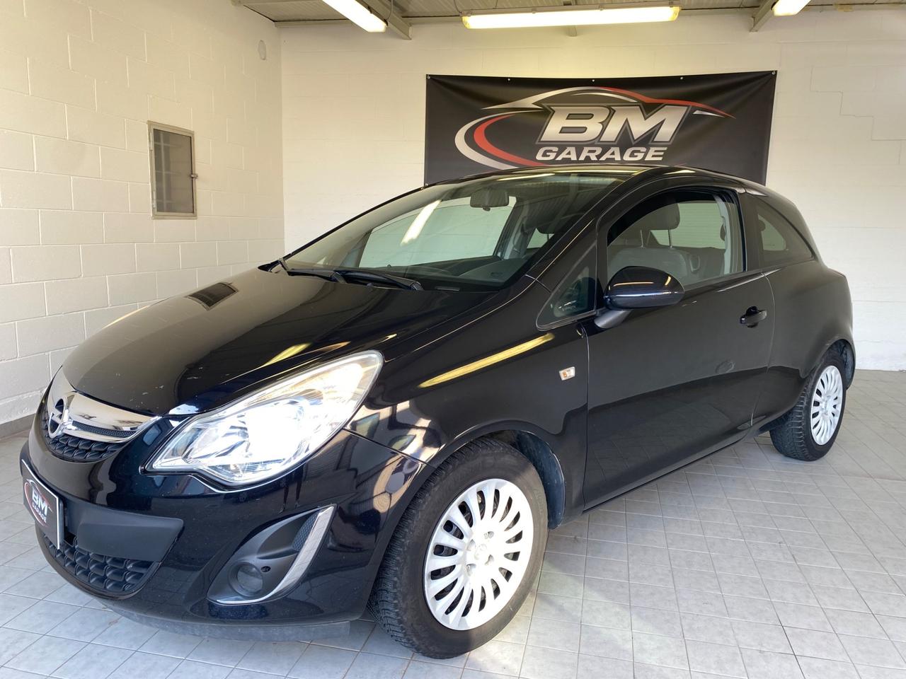 Opel Corsa 1.2 3 porte b-color