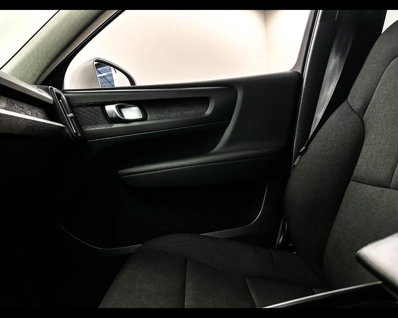 VOLVO XC40 (2017-->) - XC40 T2 Geartronic Momentum