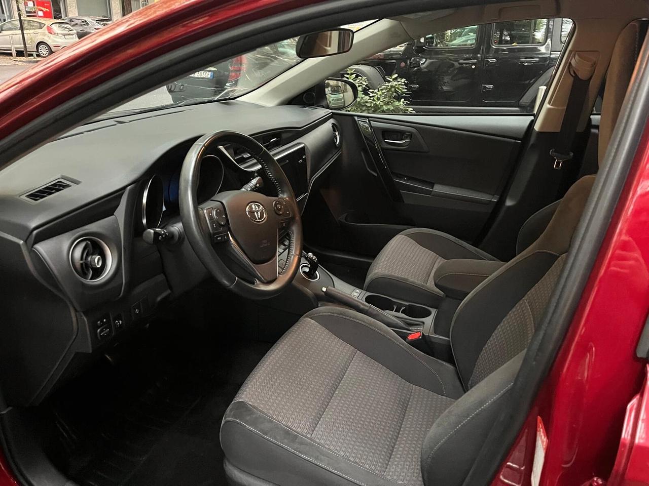 Toyota Auris 1.8 Hybrid Lounge