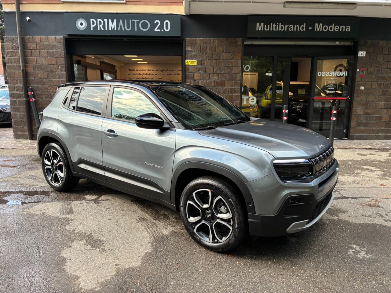 Jeep Avenger Hybrid Summit tetto apribile e navi