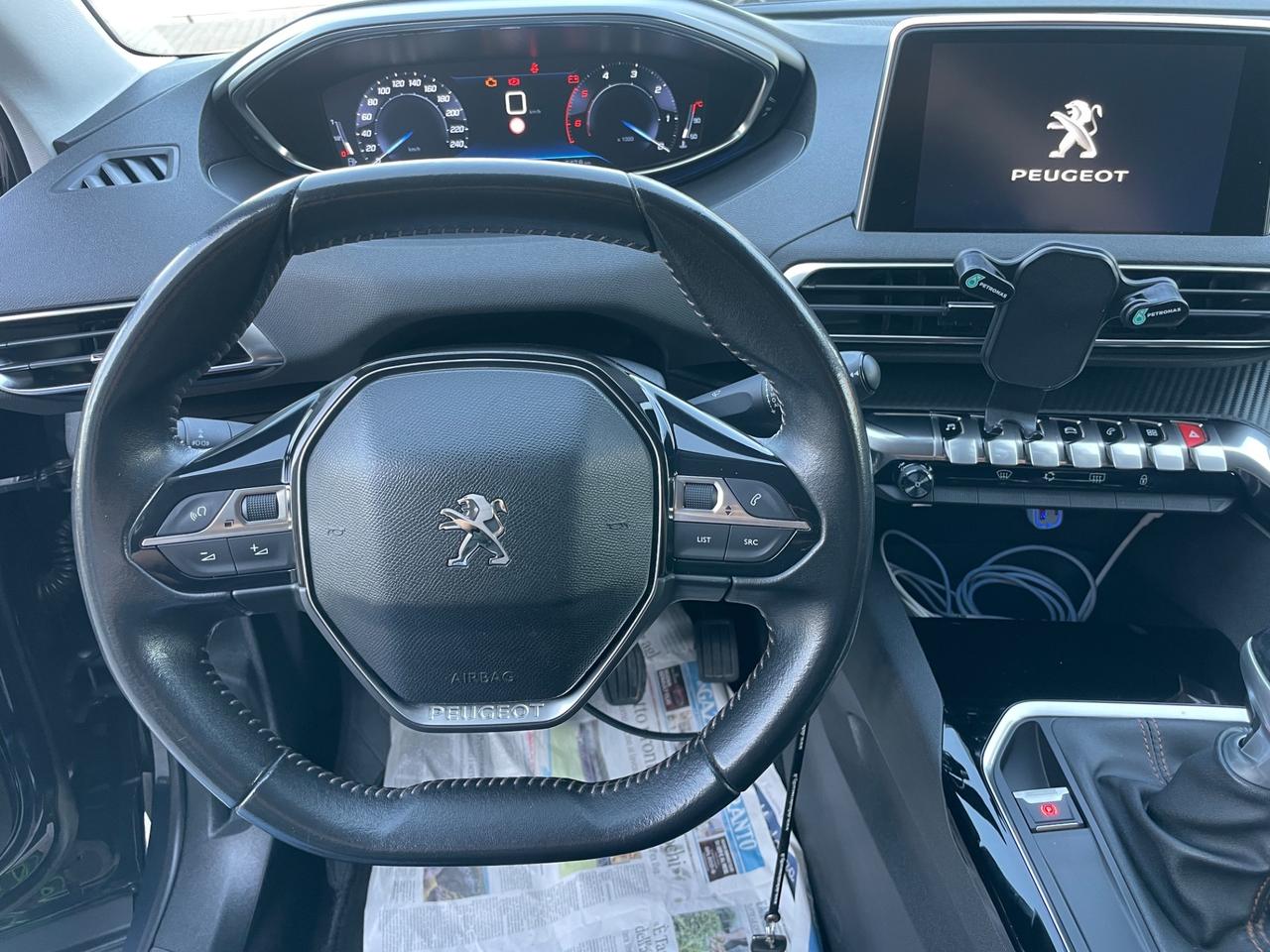 Peugeot 3008 BlueHDi cambio manuale sensori parcheggio ant-vetri privacy