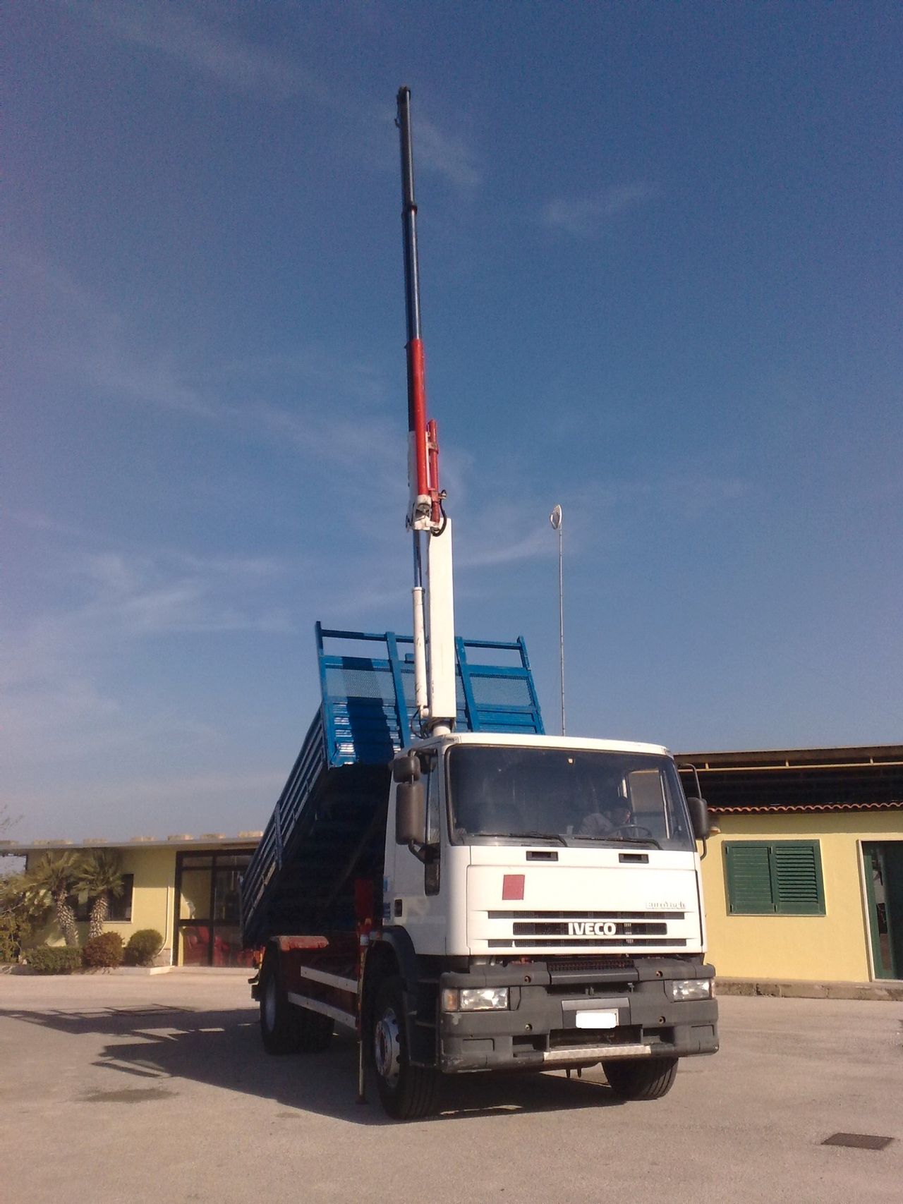 IVECO EUROTECH 180E30 CASSONE RIBALTABILE TRILATERALE CON GRU'