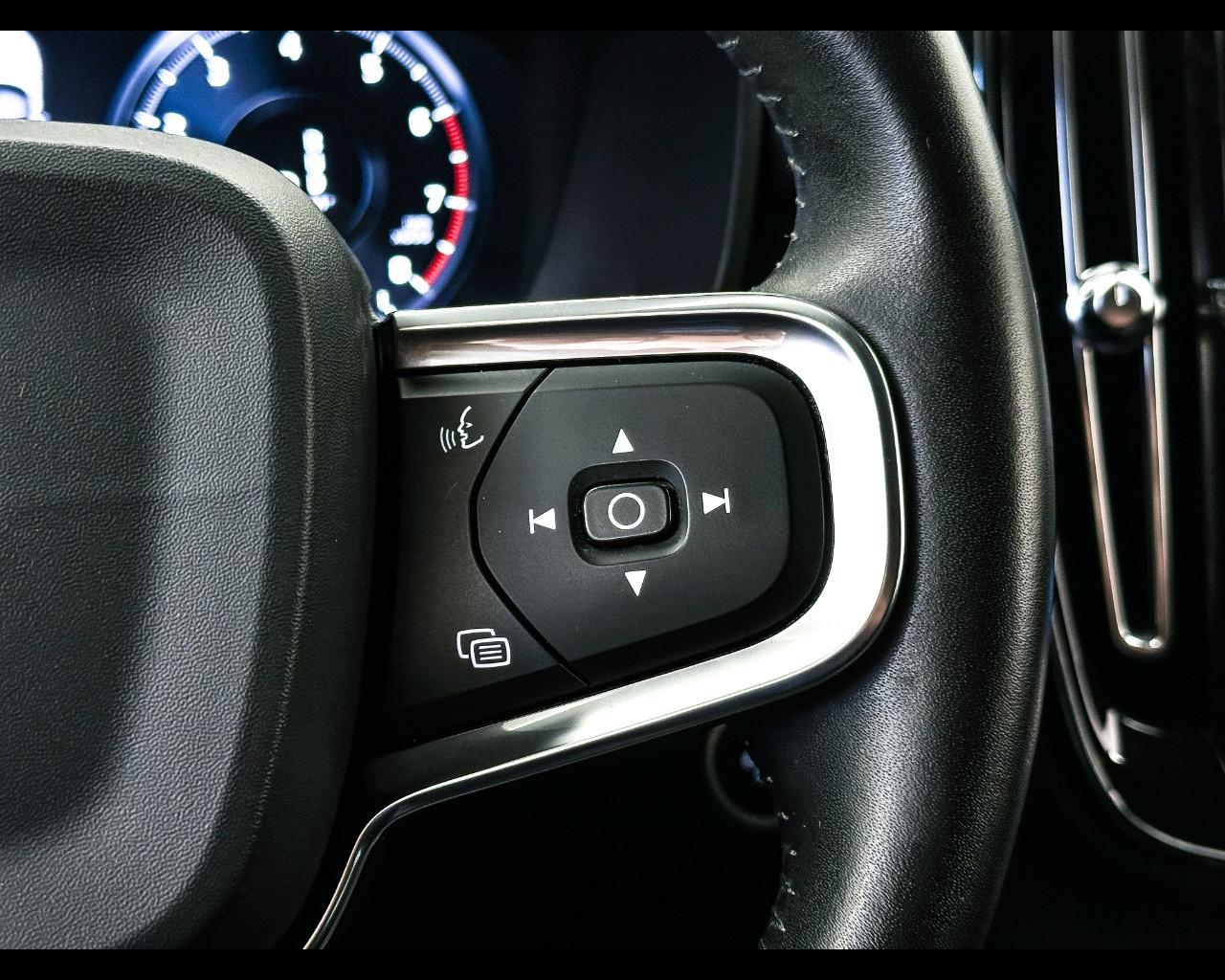 VOLVO XC40 (2017-->) - XC40 T3 Geartronic Business