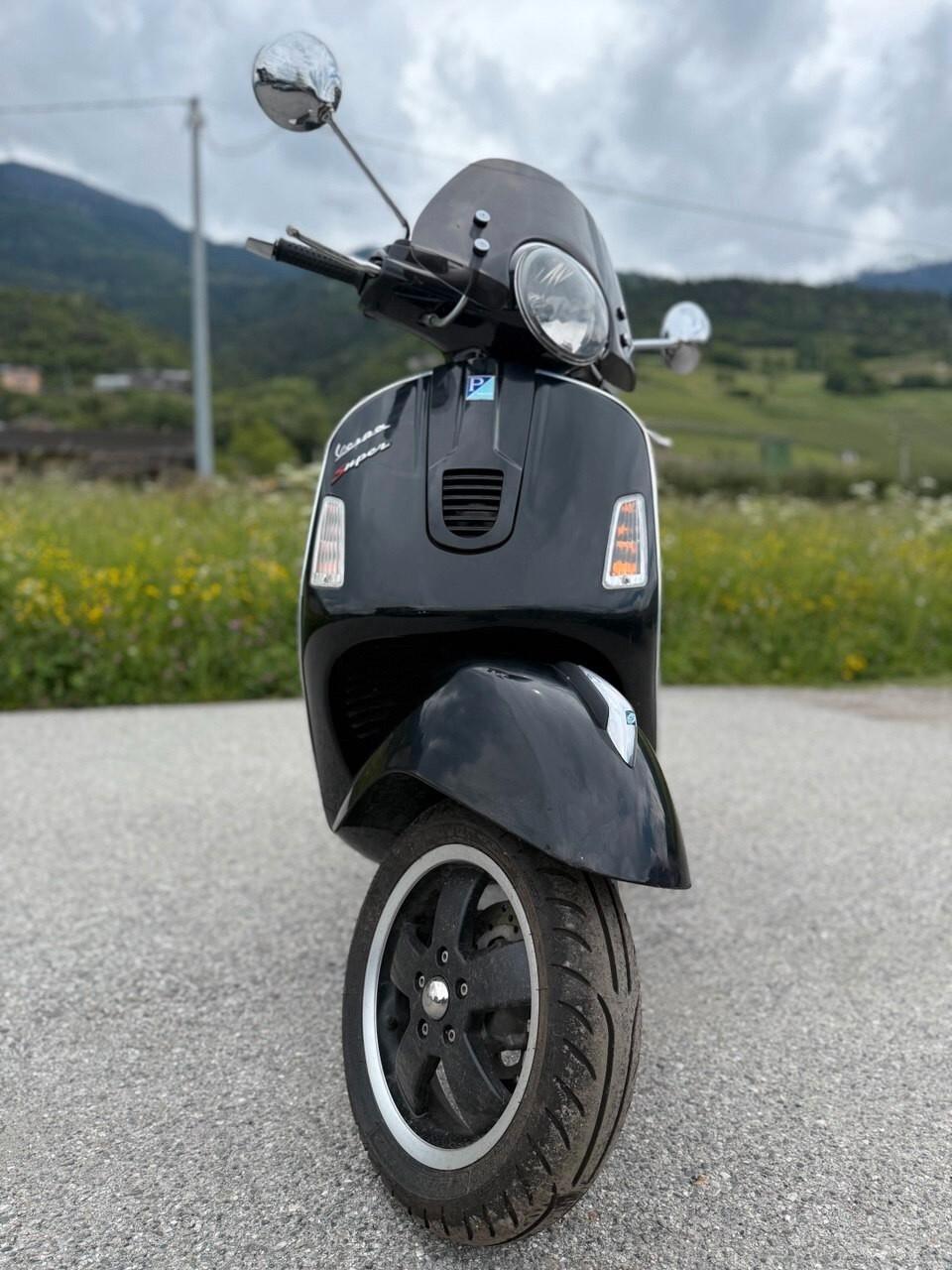 Piaggio Vespa 300 GTS