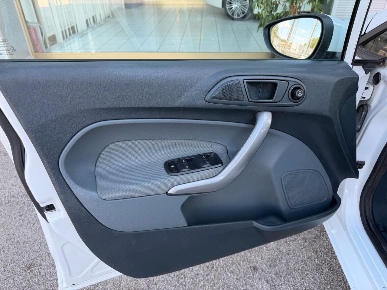 Ford Fiesta 1.2 82cv 5 porte Titanium 2011 NEOPATENTATI