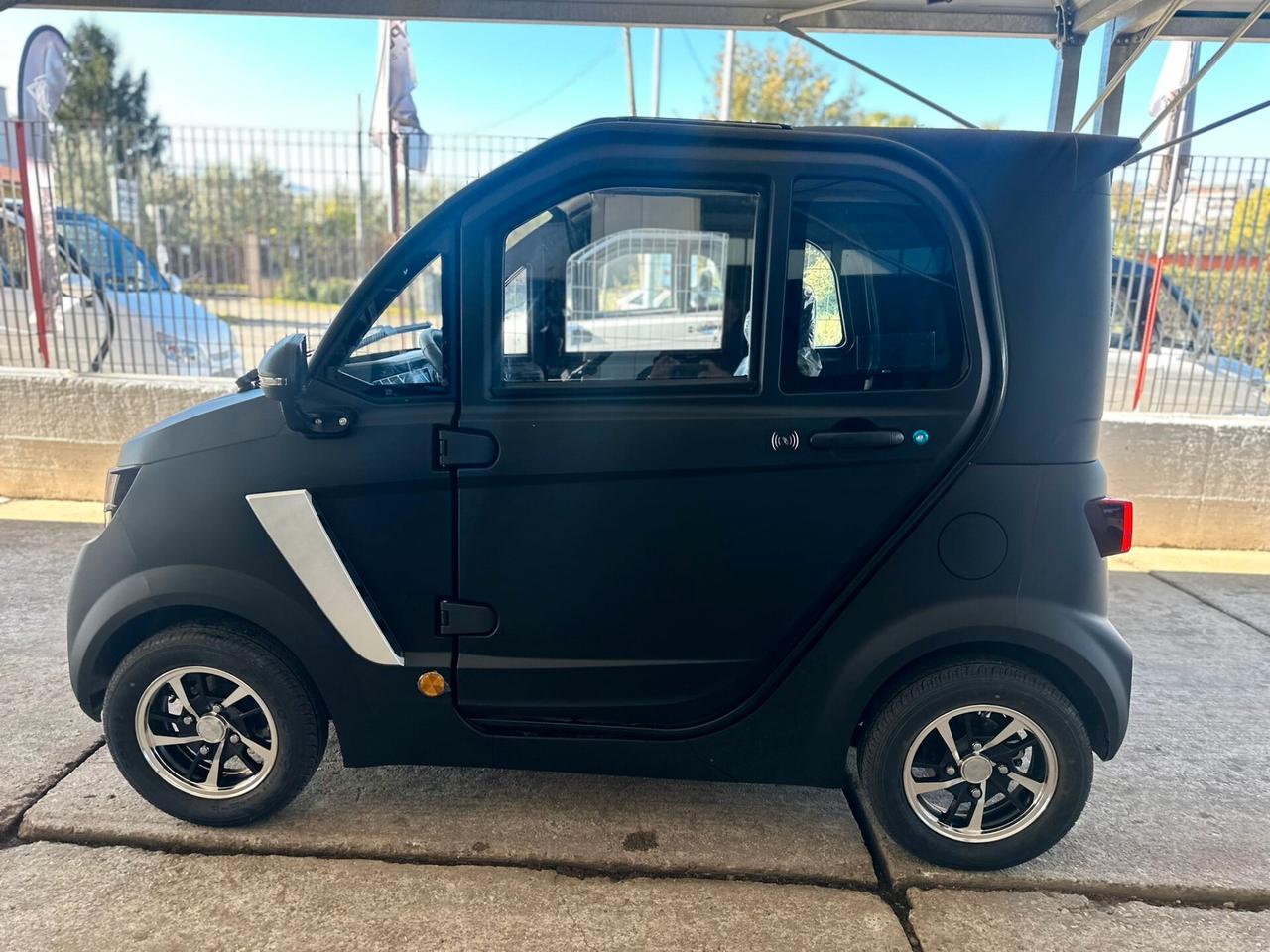 NUOVA MICRO CAR MIA ELETTERICA si guida a 14 anni con patentino AM