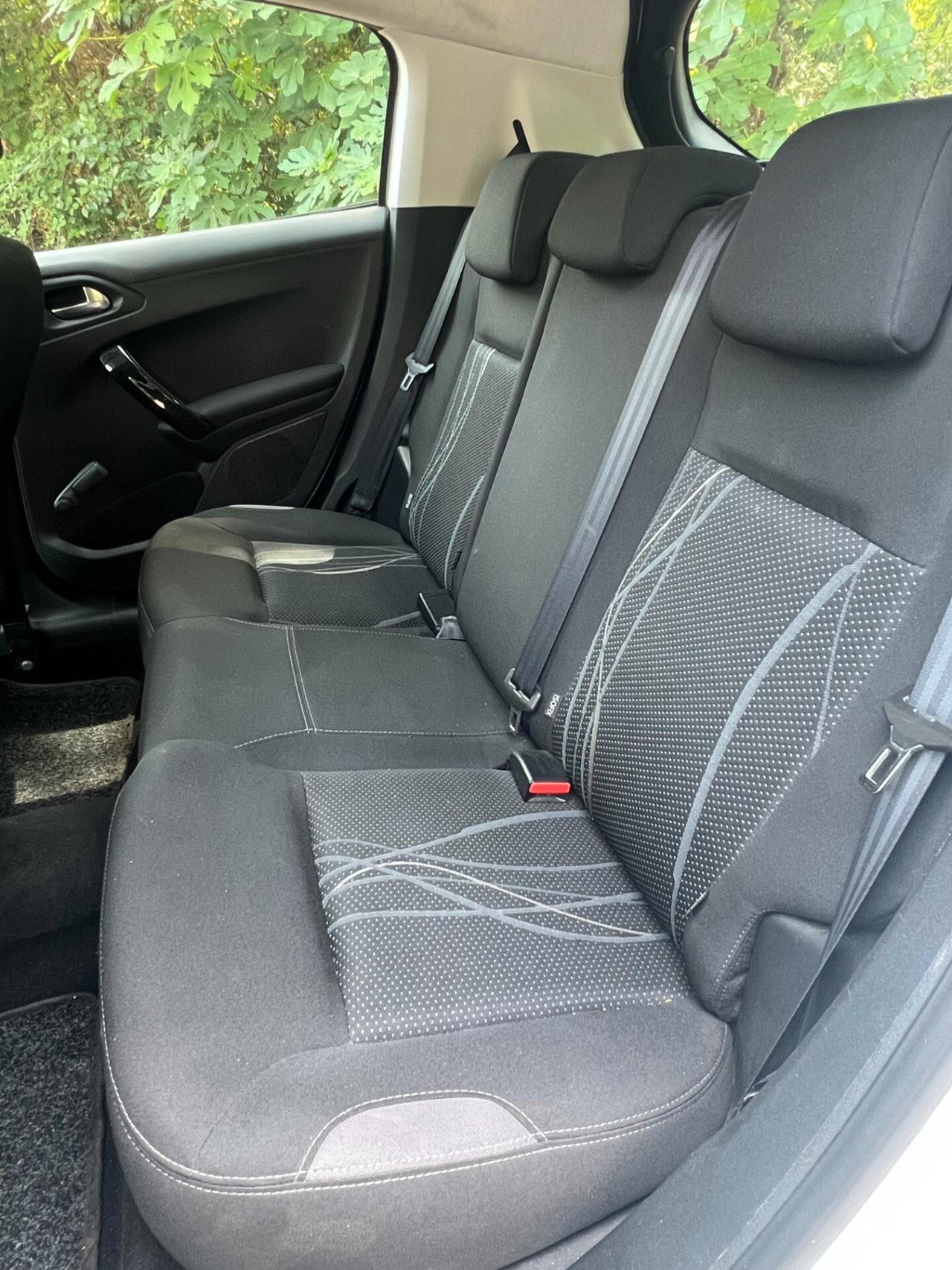 Peugeot 208 1.4 HDi 68 CV 5 porte Allure
