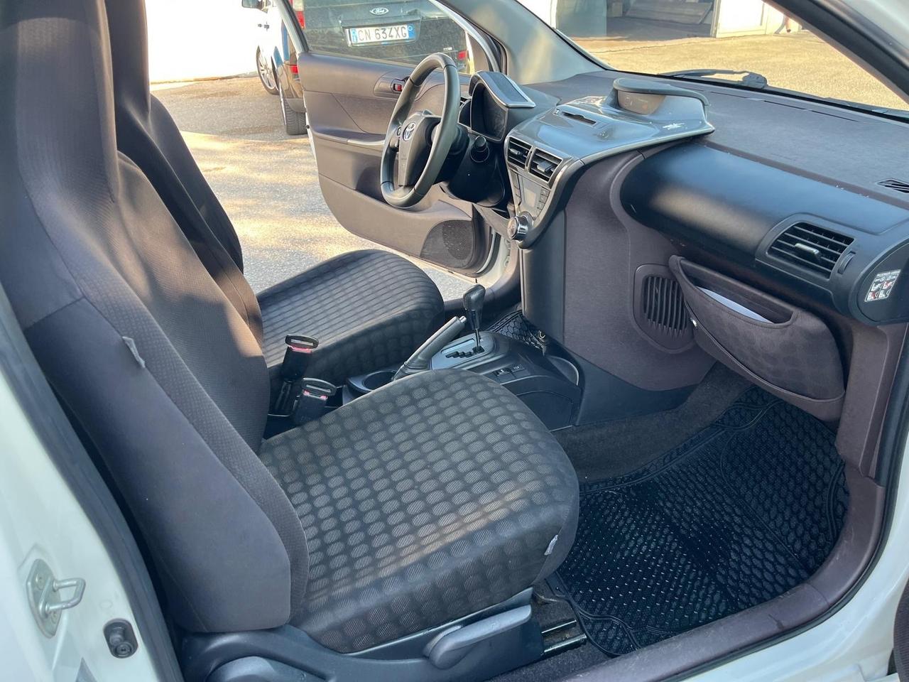 Toyota iQ-1.0 benz-c.autom-full-2009