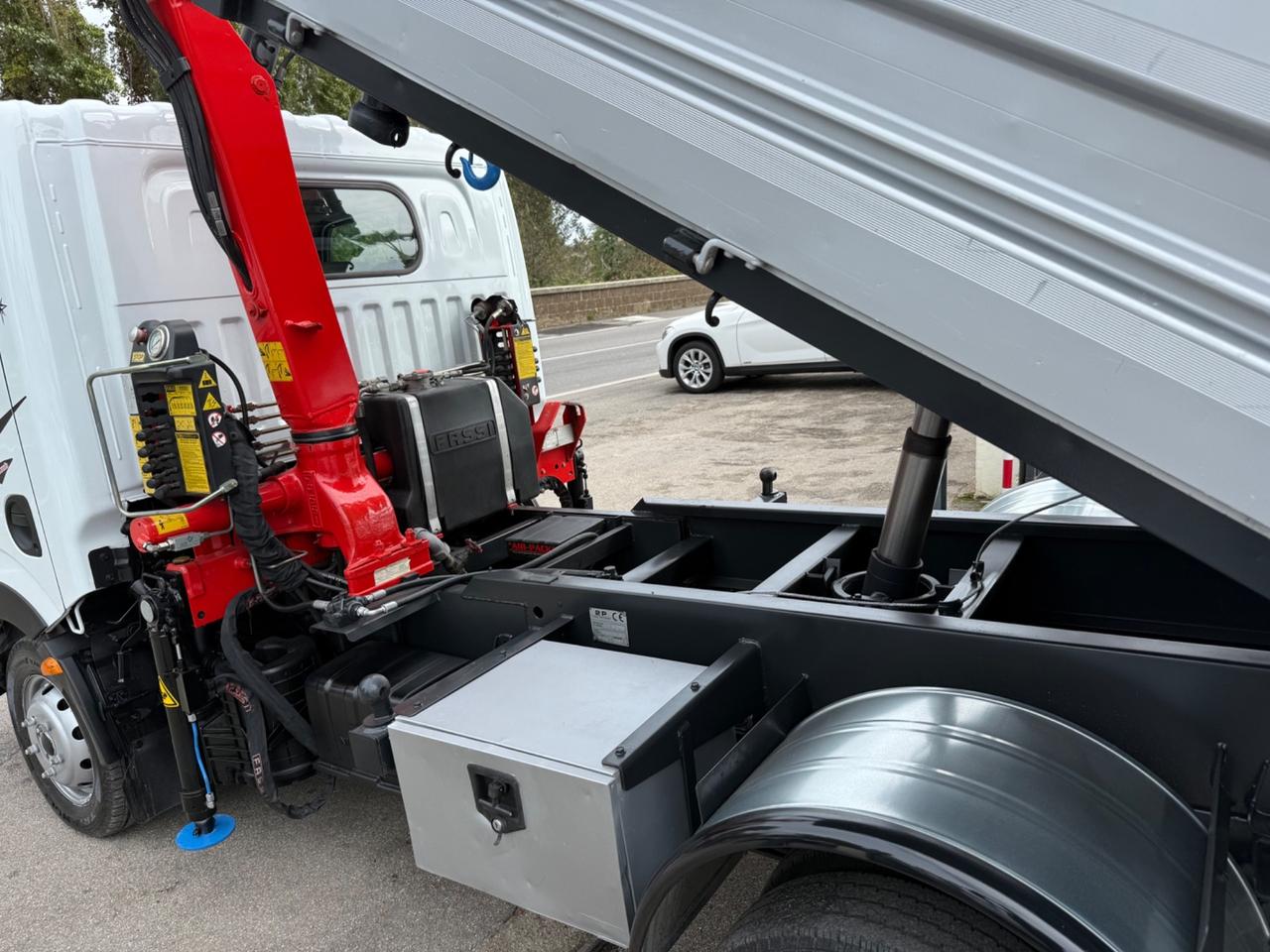 Nissan Cabstar Ribaltabile con Gru 35.15