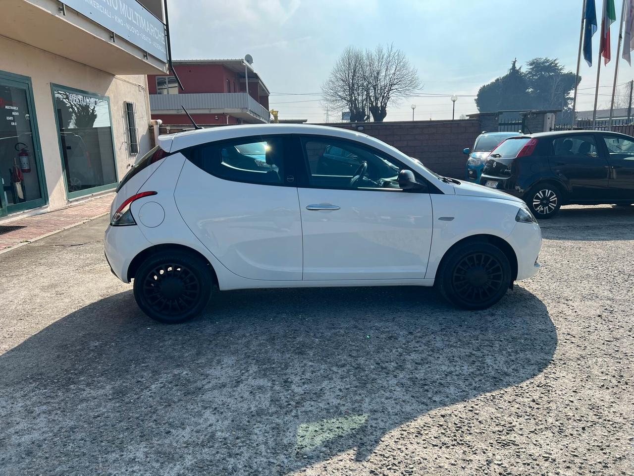 Lancia Ypsilon 1.0 FireFly 5 porte S&S Hybrid Ecochic Silver