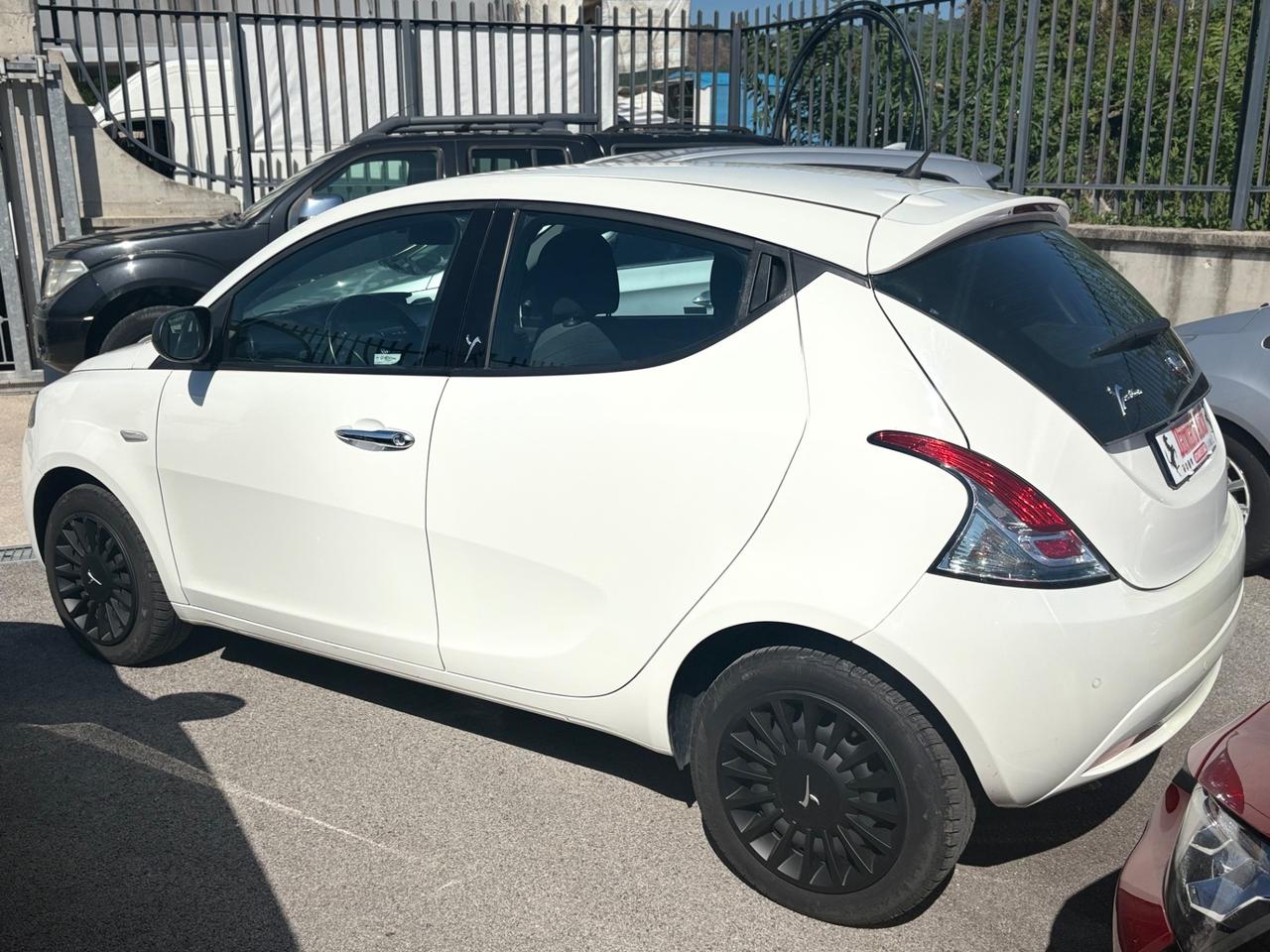 Lancia Ypsilon 1.2 69 CV 5P Gold UCONNECT Blue&Me