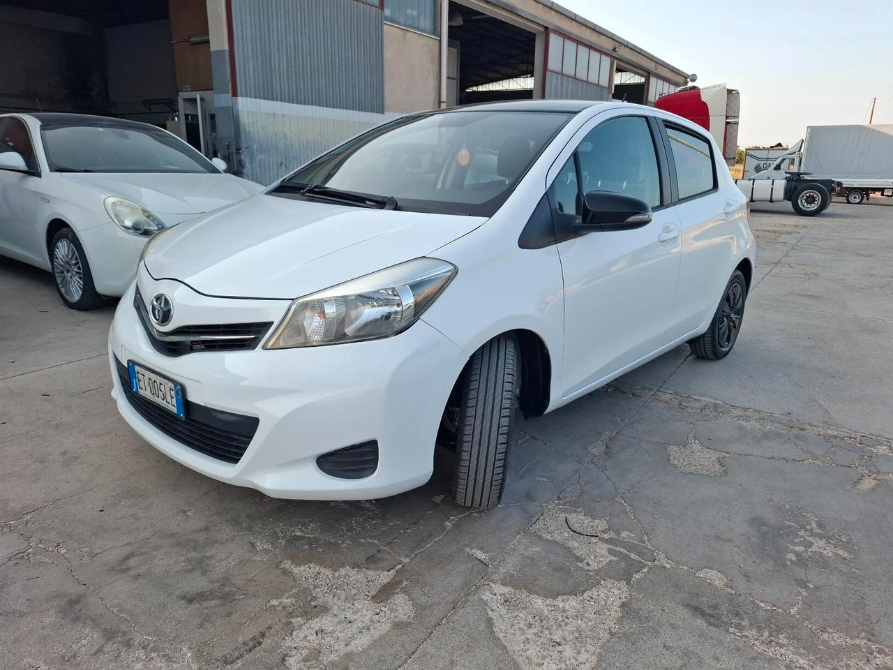 Toyota Yaris 1.0 BENZINA - 2013 BICOLORE