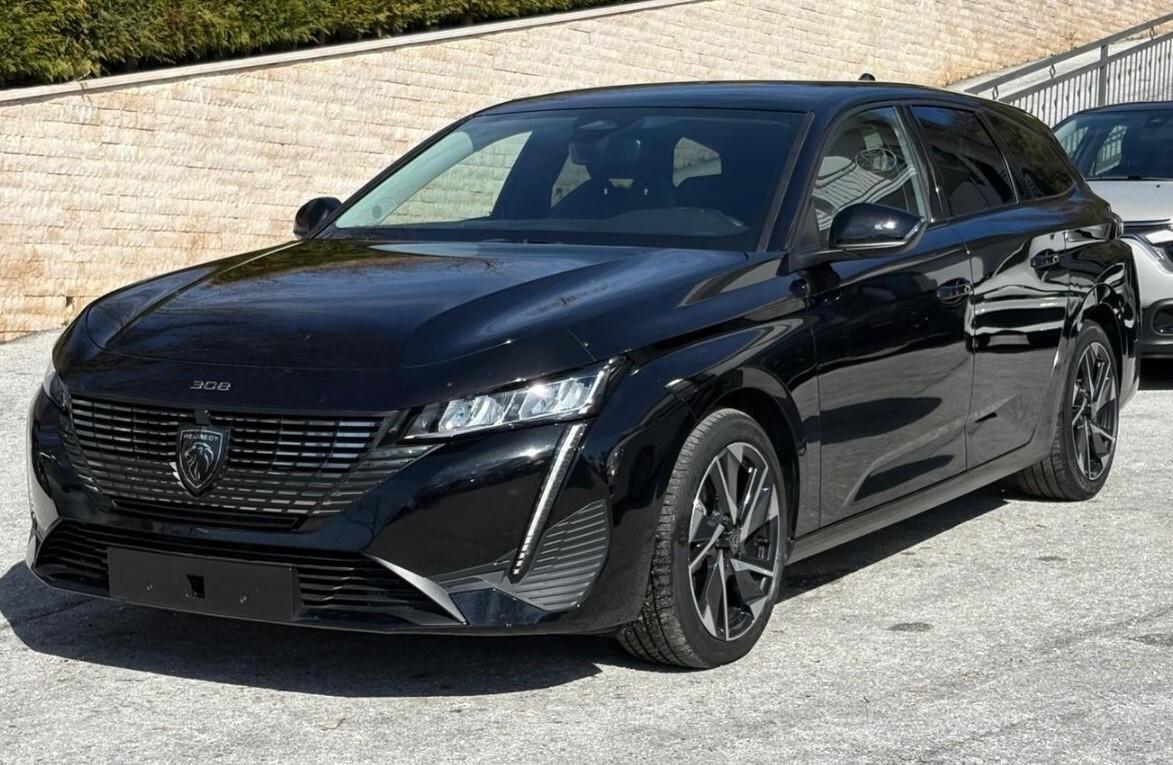 Peugeot 308 Allure Pack in arrivo