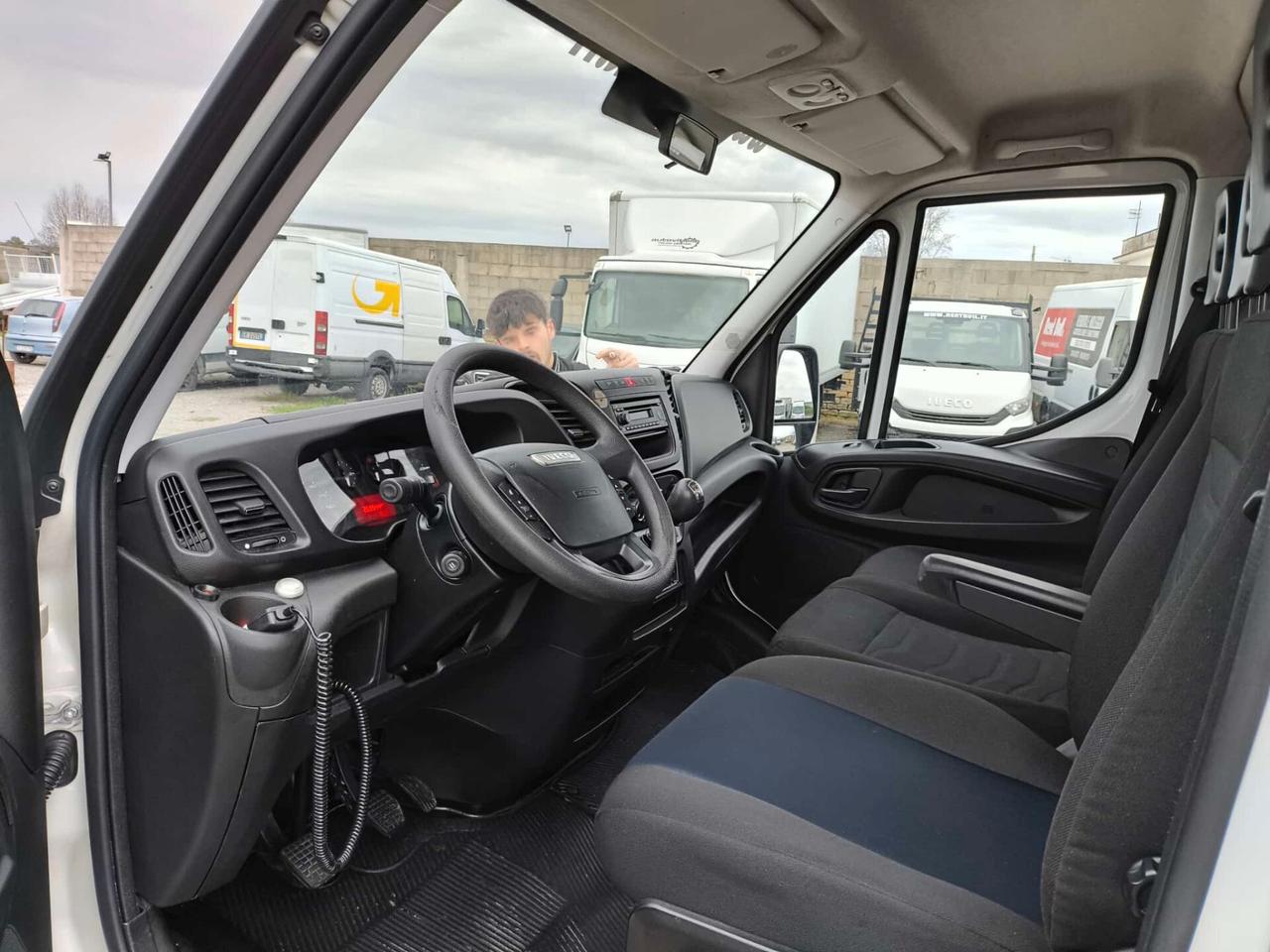 IVECO DAILY 35C16 RIBALTABILE TRILATERALE CON GRU' HC 33 RIF:5224