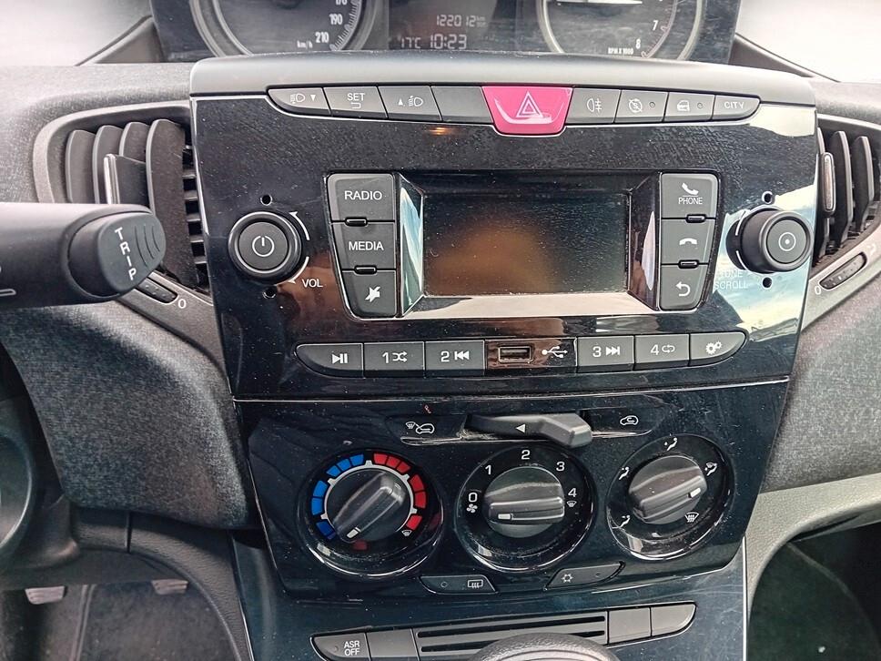 Lancia Ypsilon 1.0 FireFly 5 porte S&S Hybrid Ecochic Silver