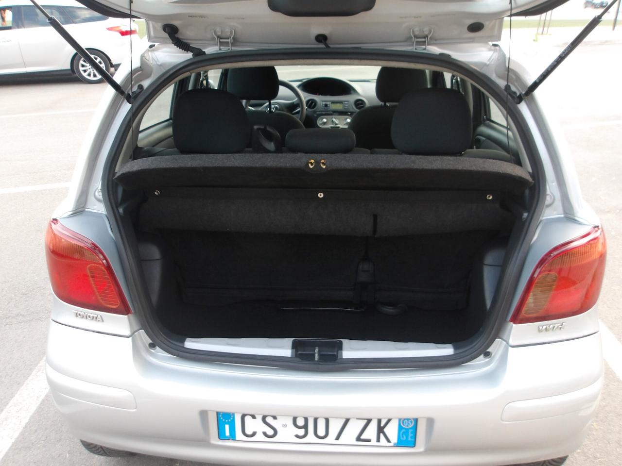 TOYOTA YARIS 1.3 BENZ-2005