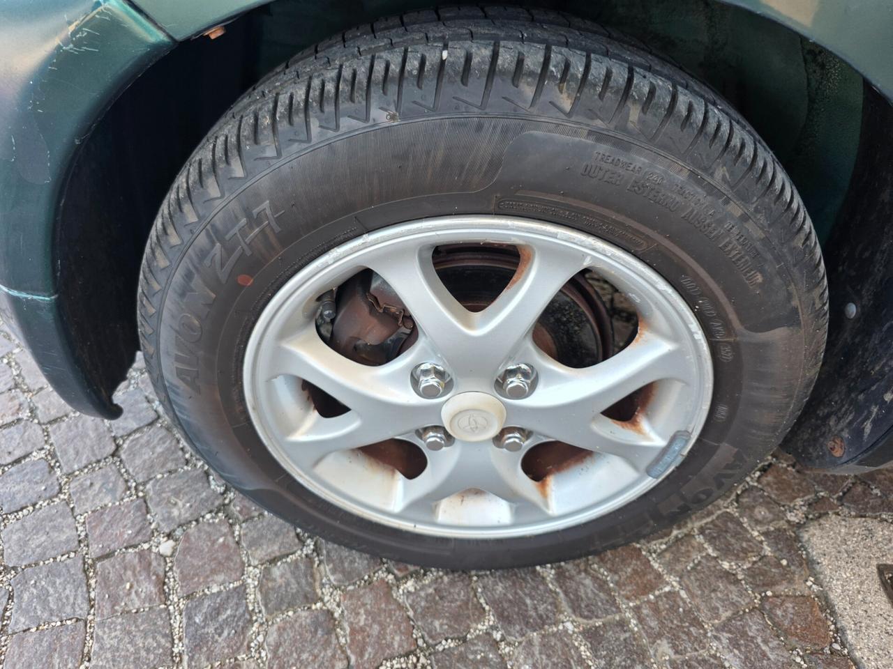 Toyota Yaris 1.0i 16V cat 5 porte con 246.000km