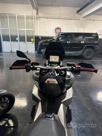 Honda X-ADV 750 con SCARICO