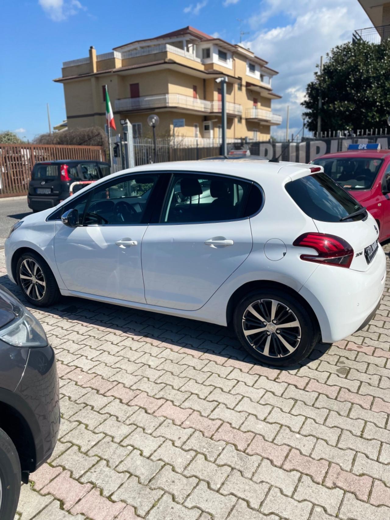 Peugeot 208 PureTech 82 5 porte Allure