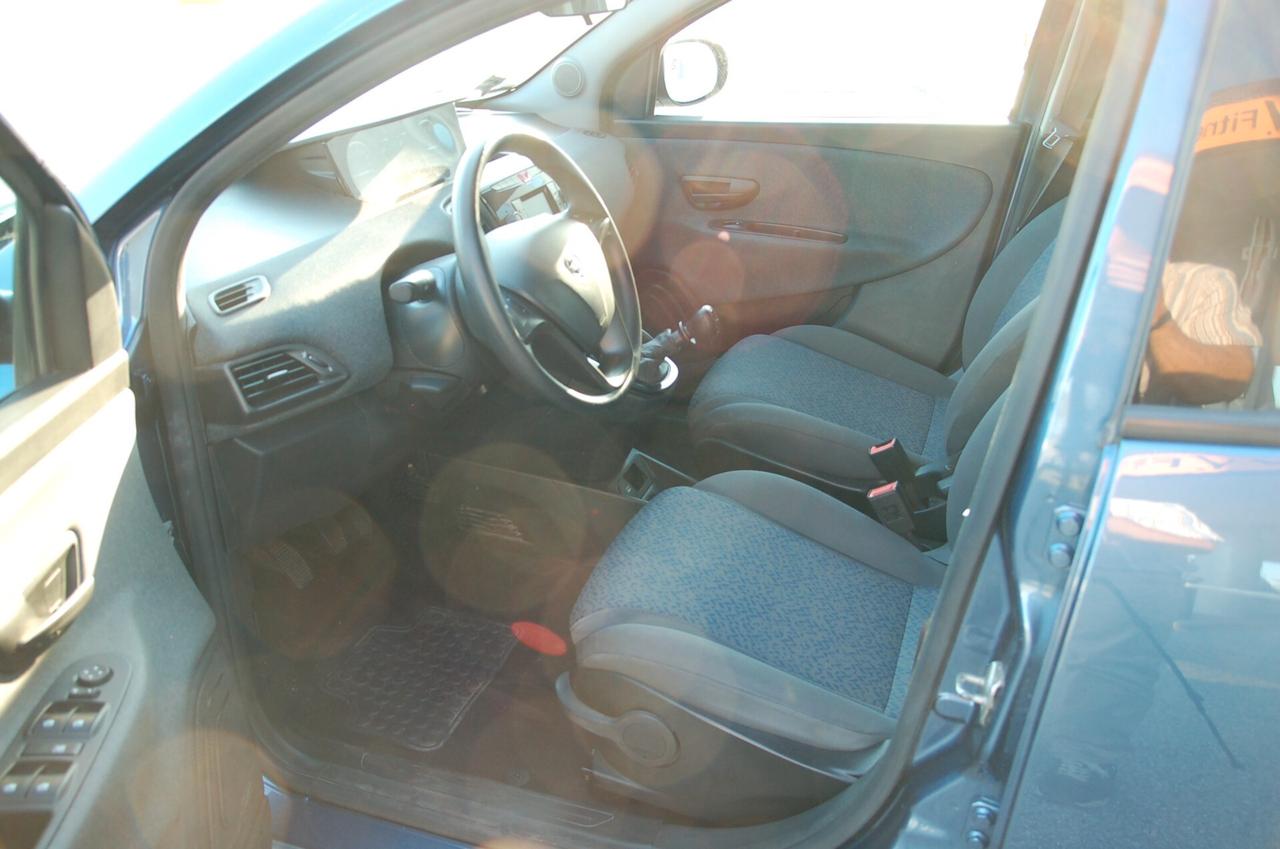 Lancia Ypsilon 1.0 FireFly 5 porte S&S Hybrid Silver