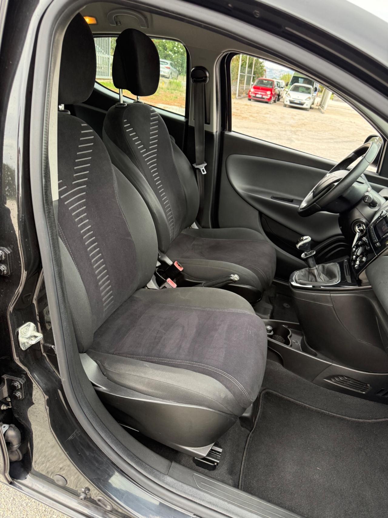 Lancia Ypsilon 1.2 benzina 5porte NEOPATENTATI
