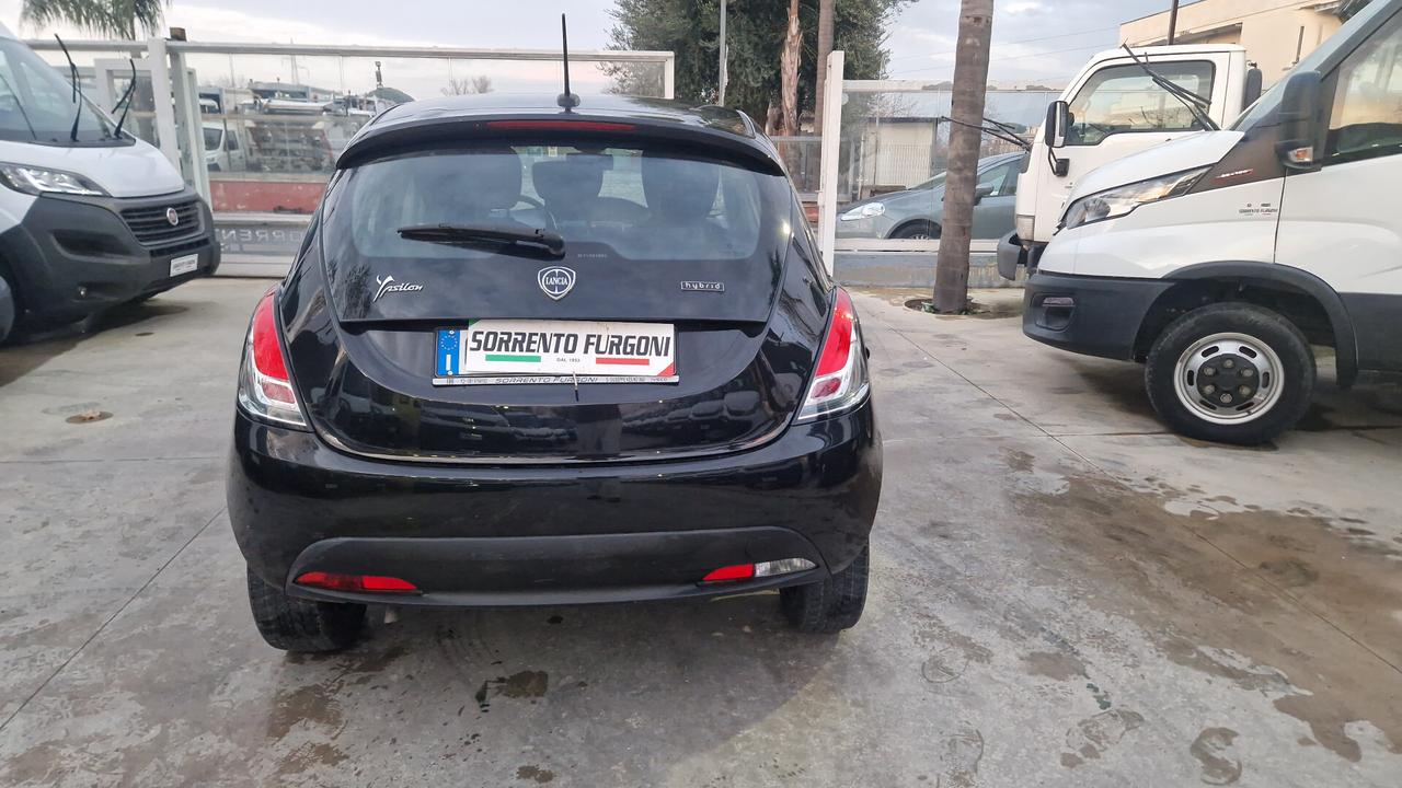 Lancia Ypsilon 1.0 FireFly 5 porte S&S Hybrid Ecochic Silver