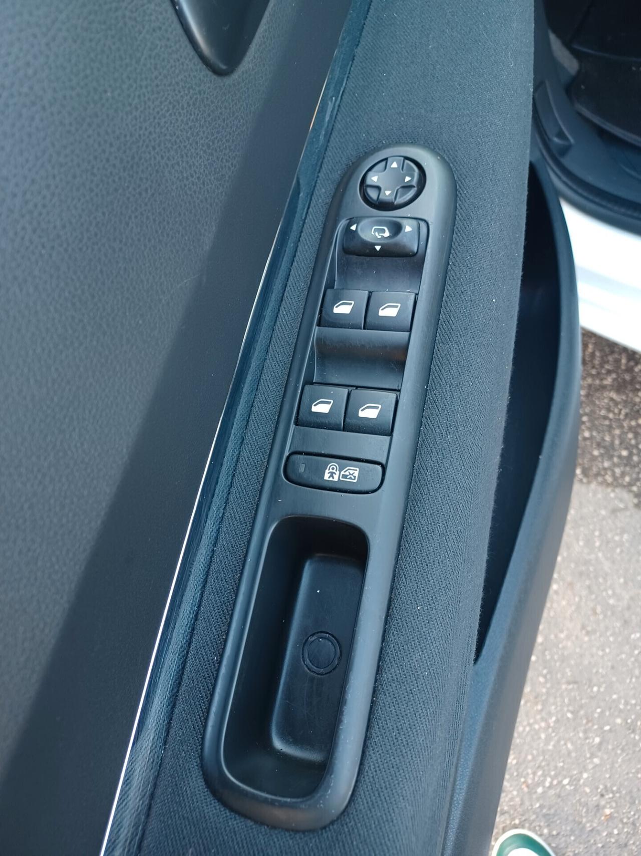 Peugeot 5008 1.6 HDi 115CV Allure 7 POSTI