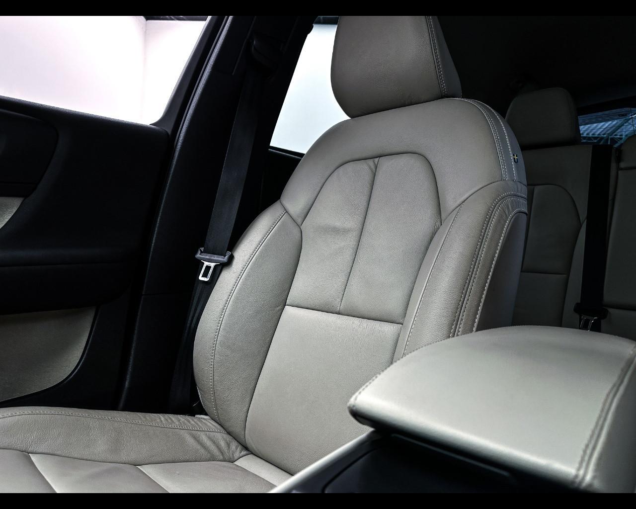 VOLVO XC40 (2017-->) - XC40 T2 Geartronic Momentum Pro N1