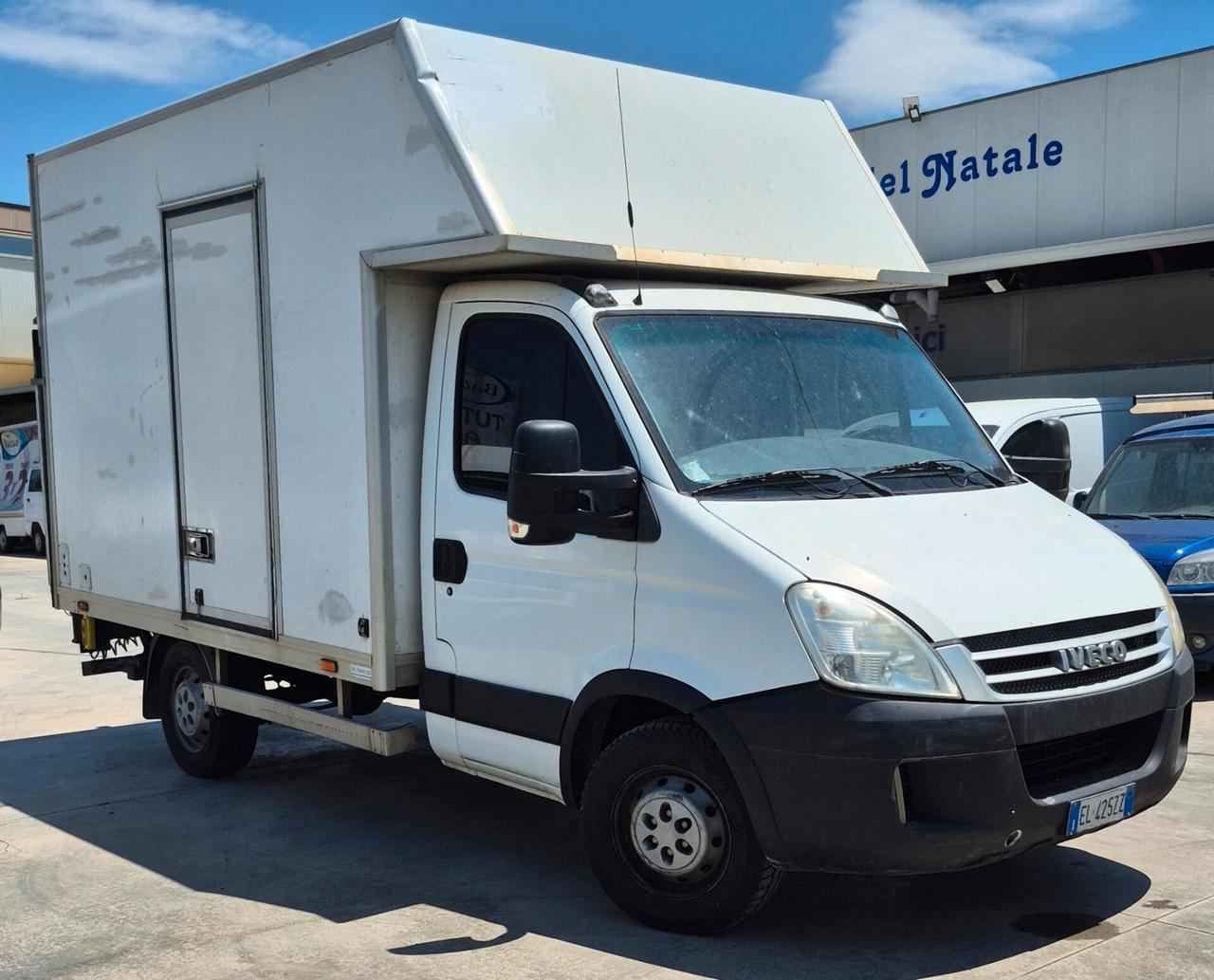 Iveco Daily con sponda caricatrice