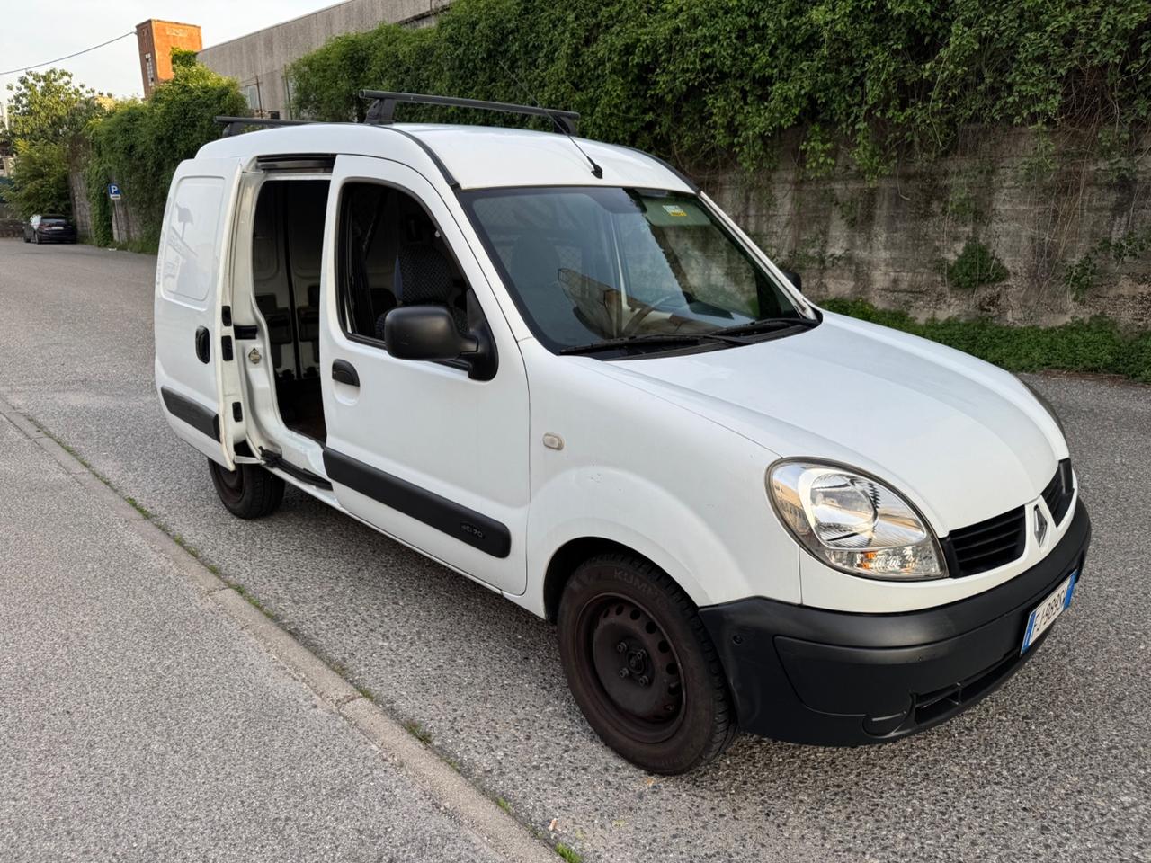 Renault Kangoo con GANCIO TRAINO