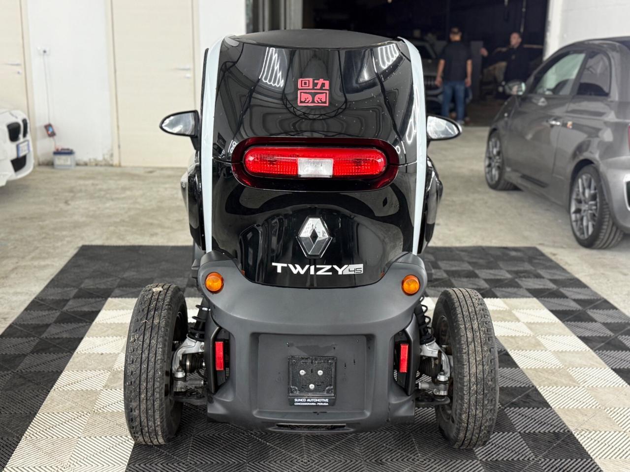 Renault Twizy 45 patente Si guida con AM