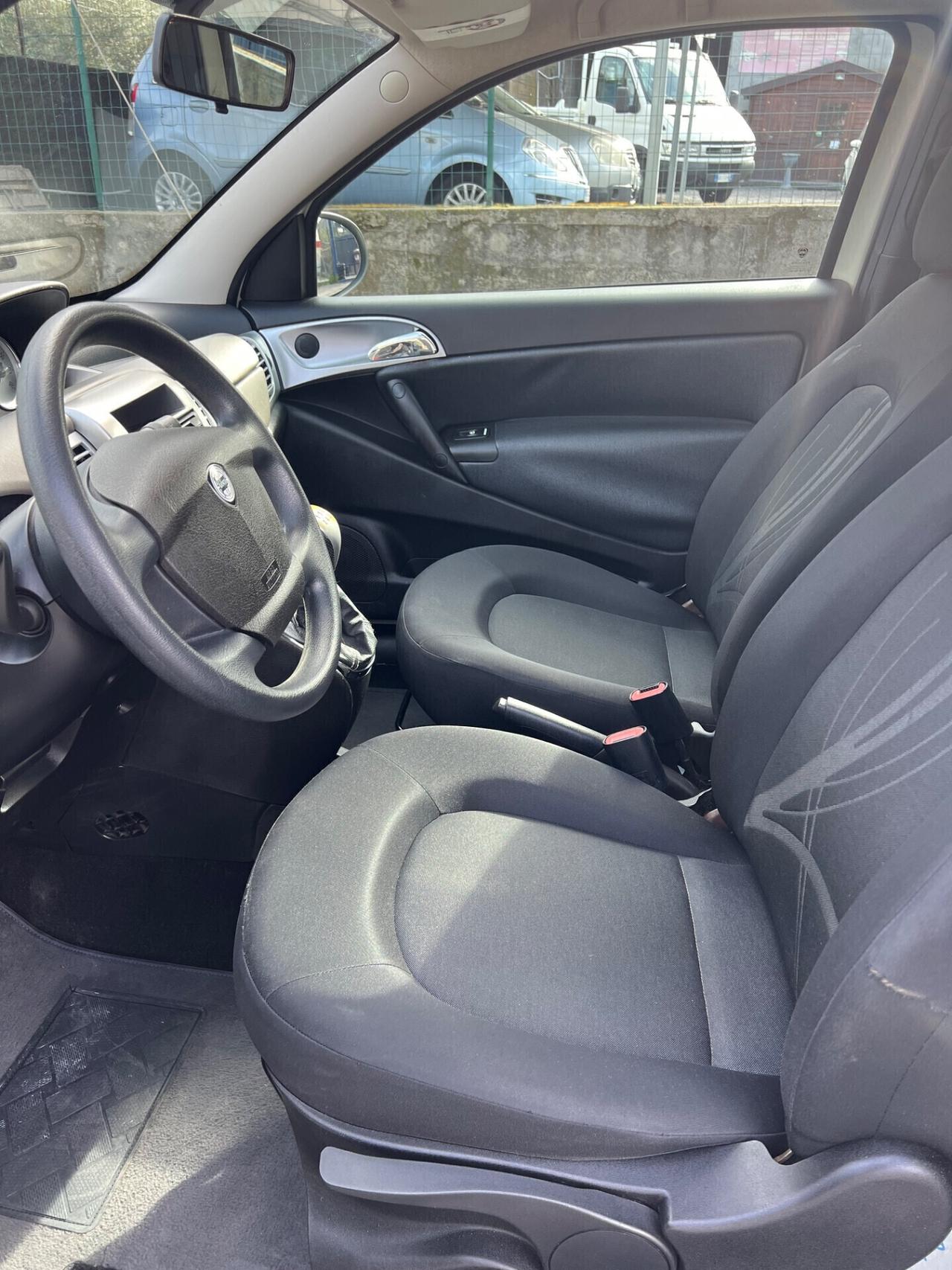 Lancia Ypsilon 1.3 MJT 75 CV Unyca