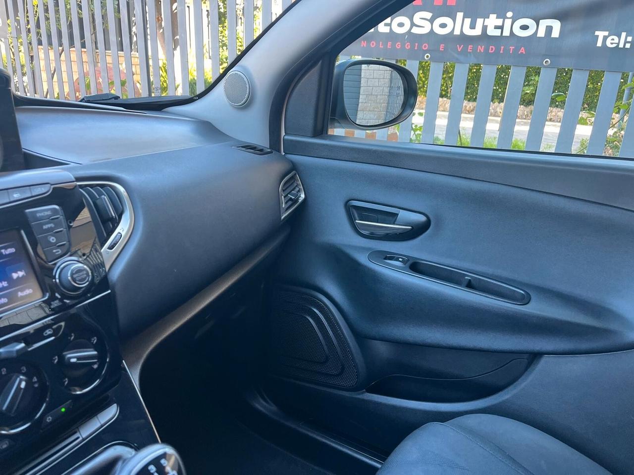 Lancia Ypsilon 1.2 69 CV 5 porte Platinum ADATTA NEOPATENTATI