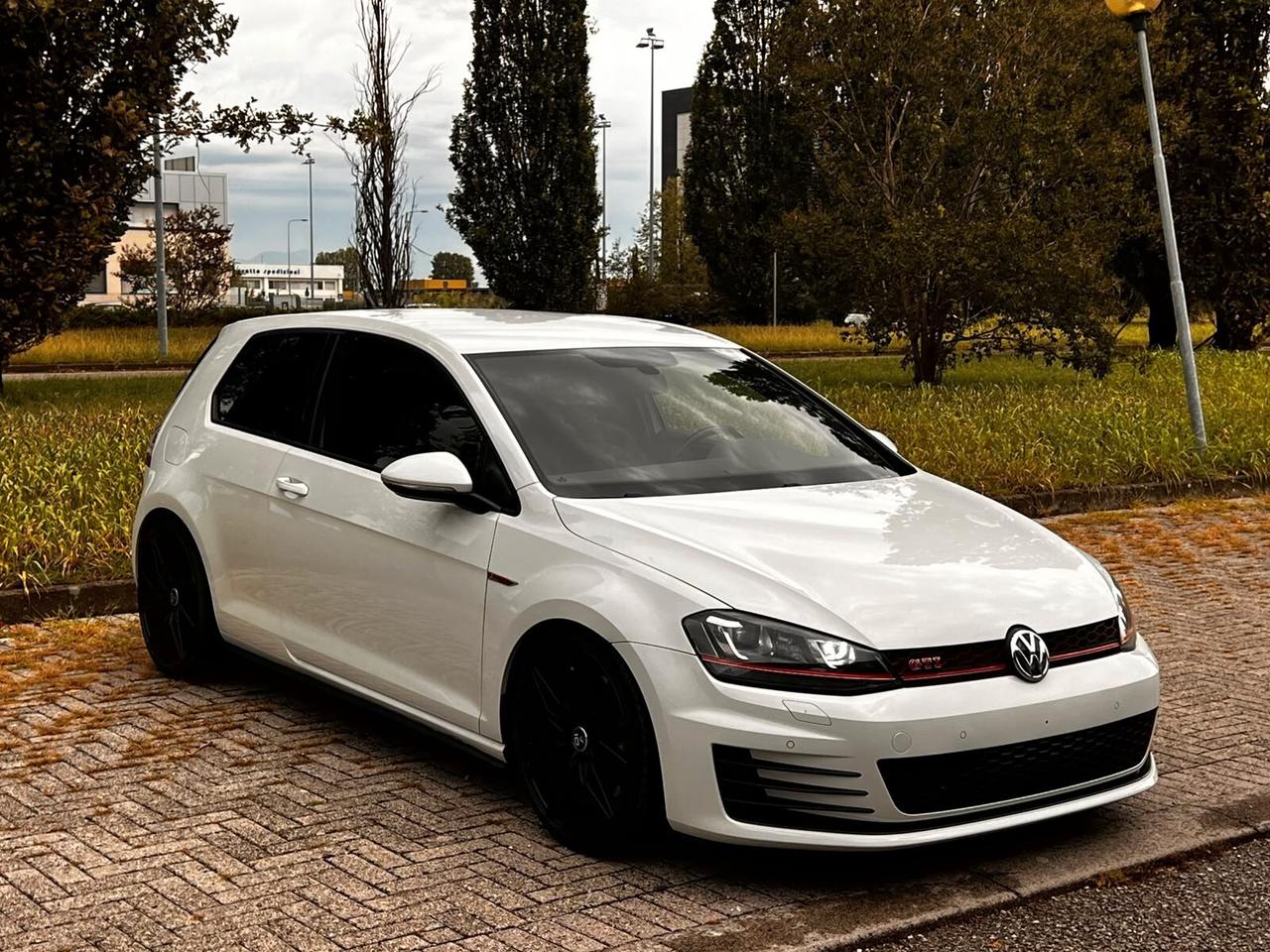 Volkswagen Golf GTI Performance 2.0 TSI 3p. 230cv