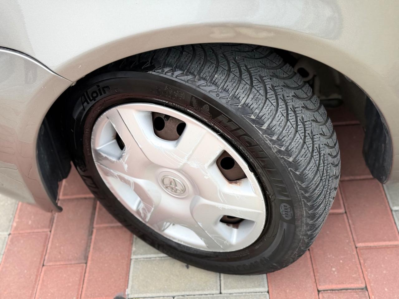 Toyota Yaris 1.0i 16V cat 3 porte Sol NEOPATENTATI