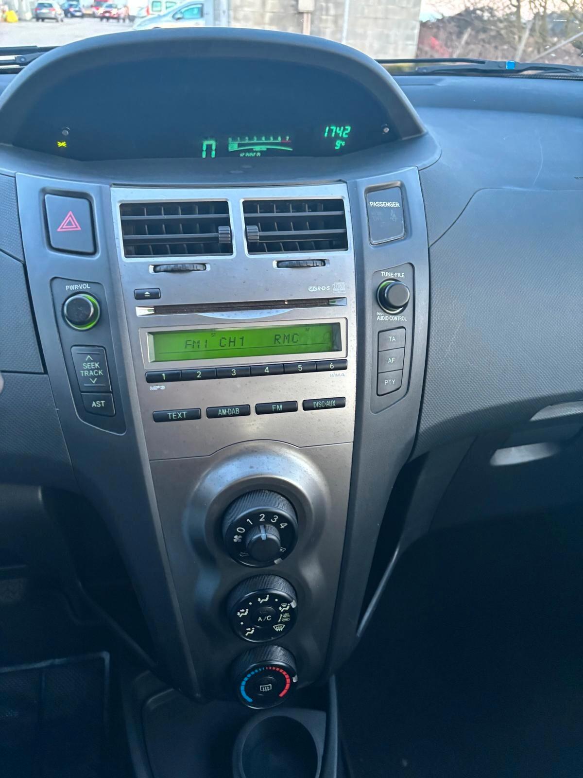 Toyota Yaris 1.0 5 porte Sol UNICO PROPRIETARIO TAGLIANDATA TOYOTA UNICO PROPRIETARIO