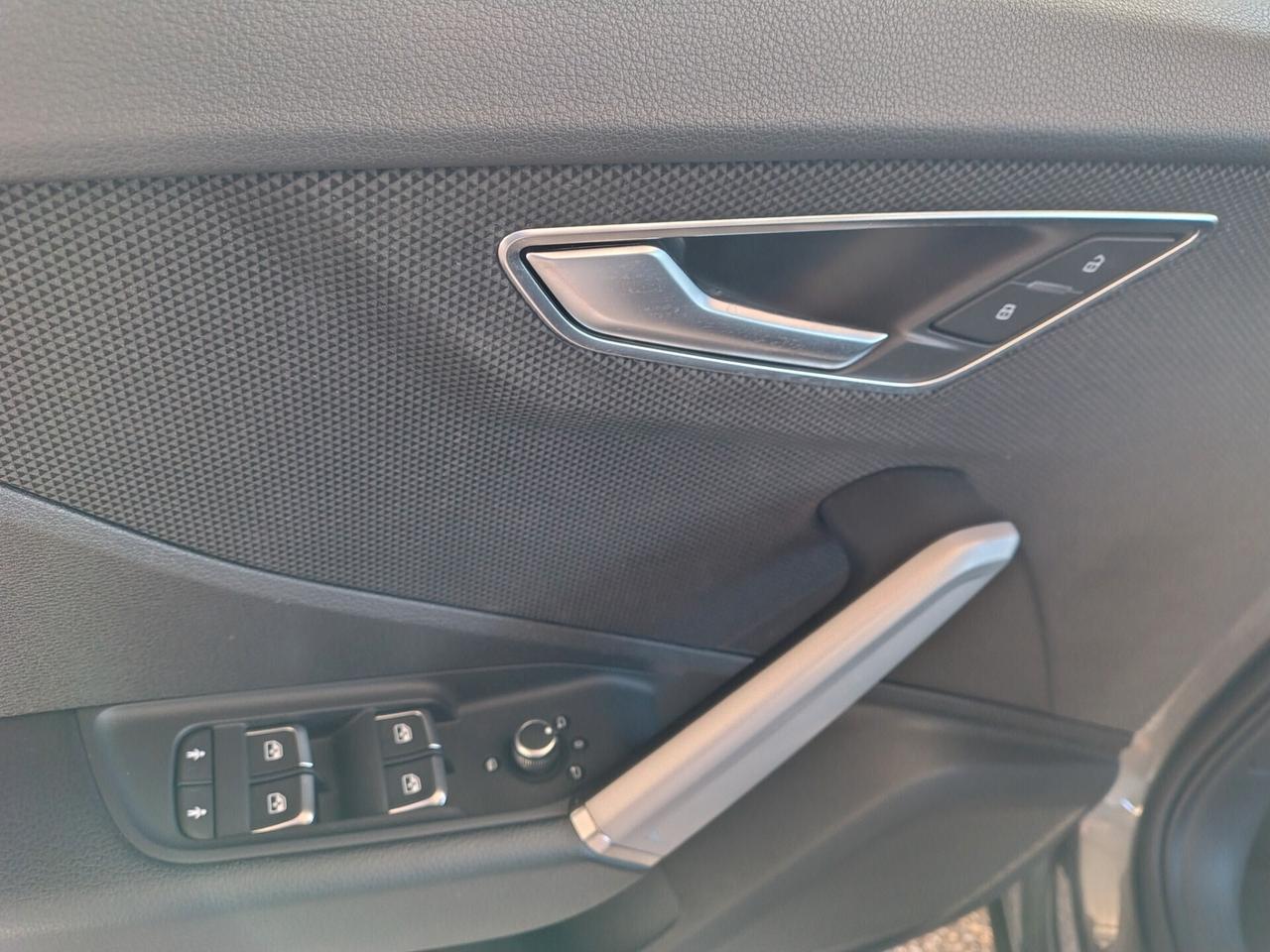 Audi Q2 35 TDI S tronic Identity Black