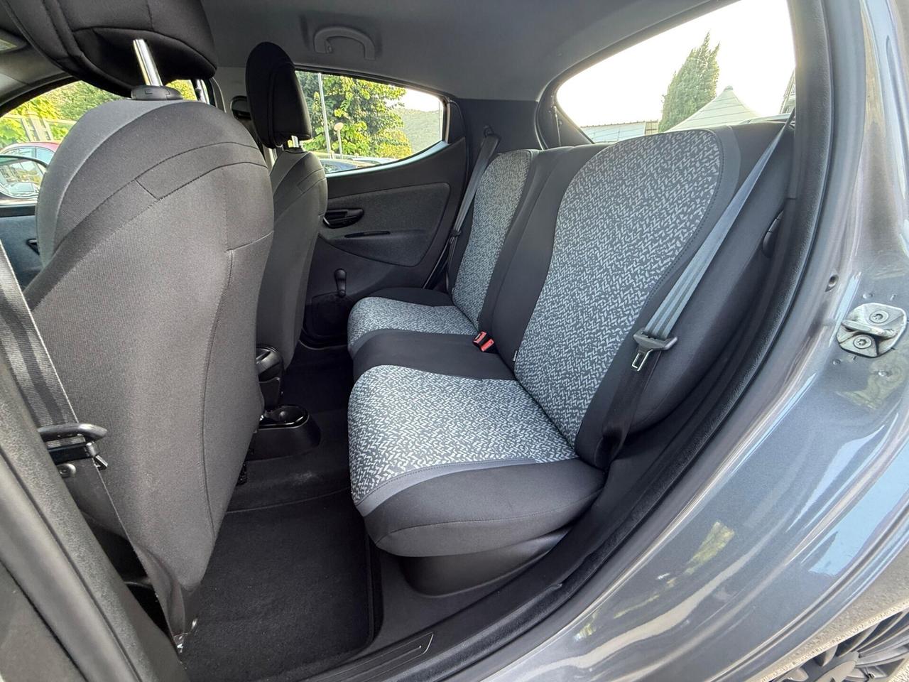 Lancia Ypsilon 1.0 FireFly S&S Hybrid Ecochic Silver