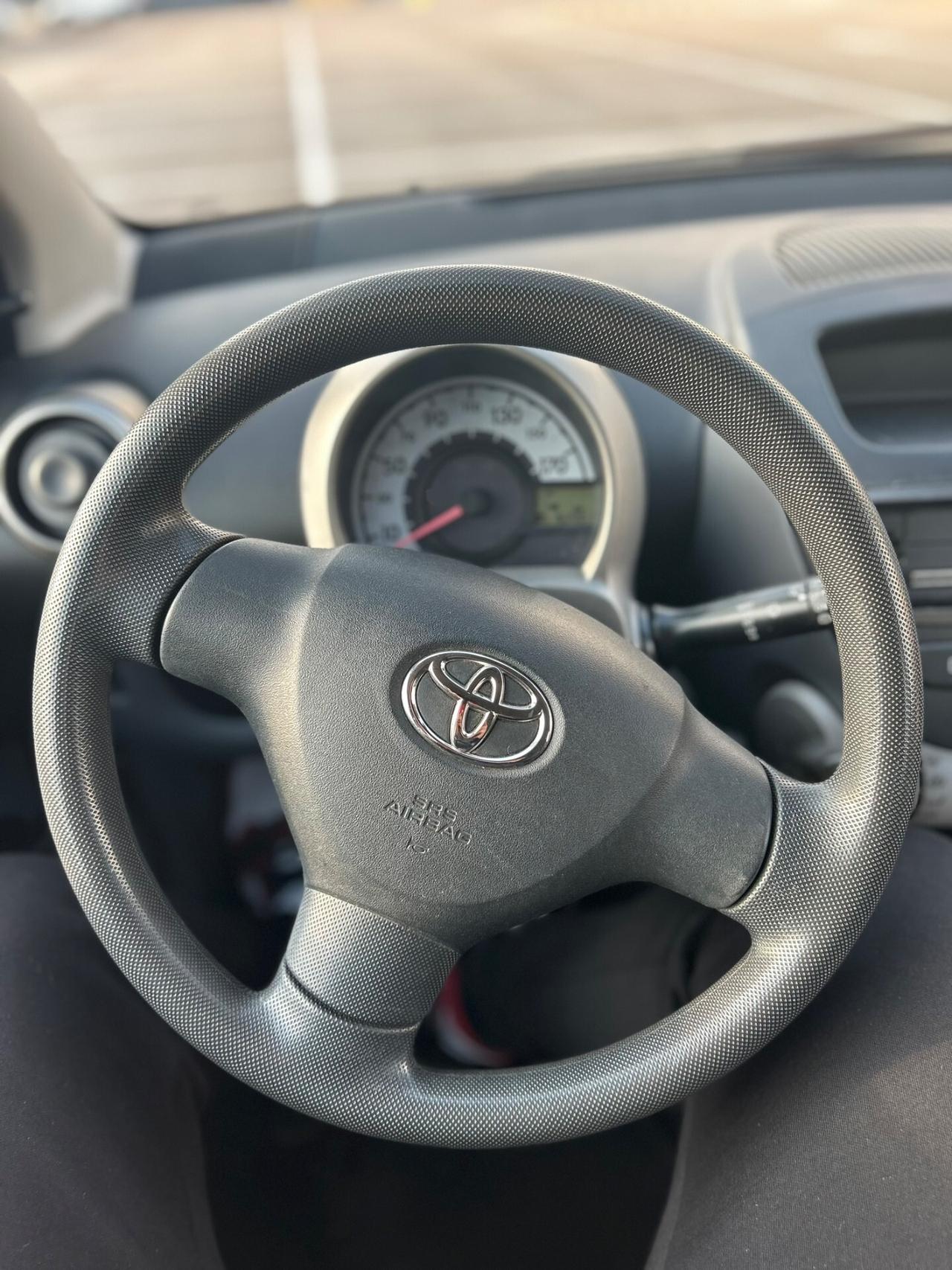 Toyota Aygo 1.0 12V VVT-i 5 porte Neopatentati