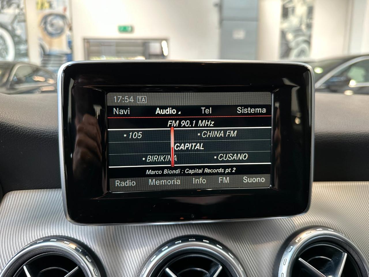 Mercedes GLA 200 Sport - Xeno - 18" - Navi - Sensori park